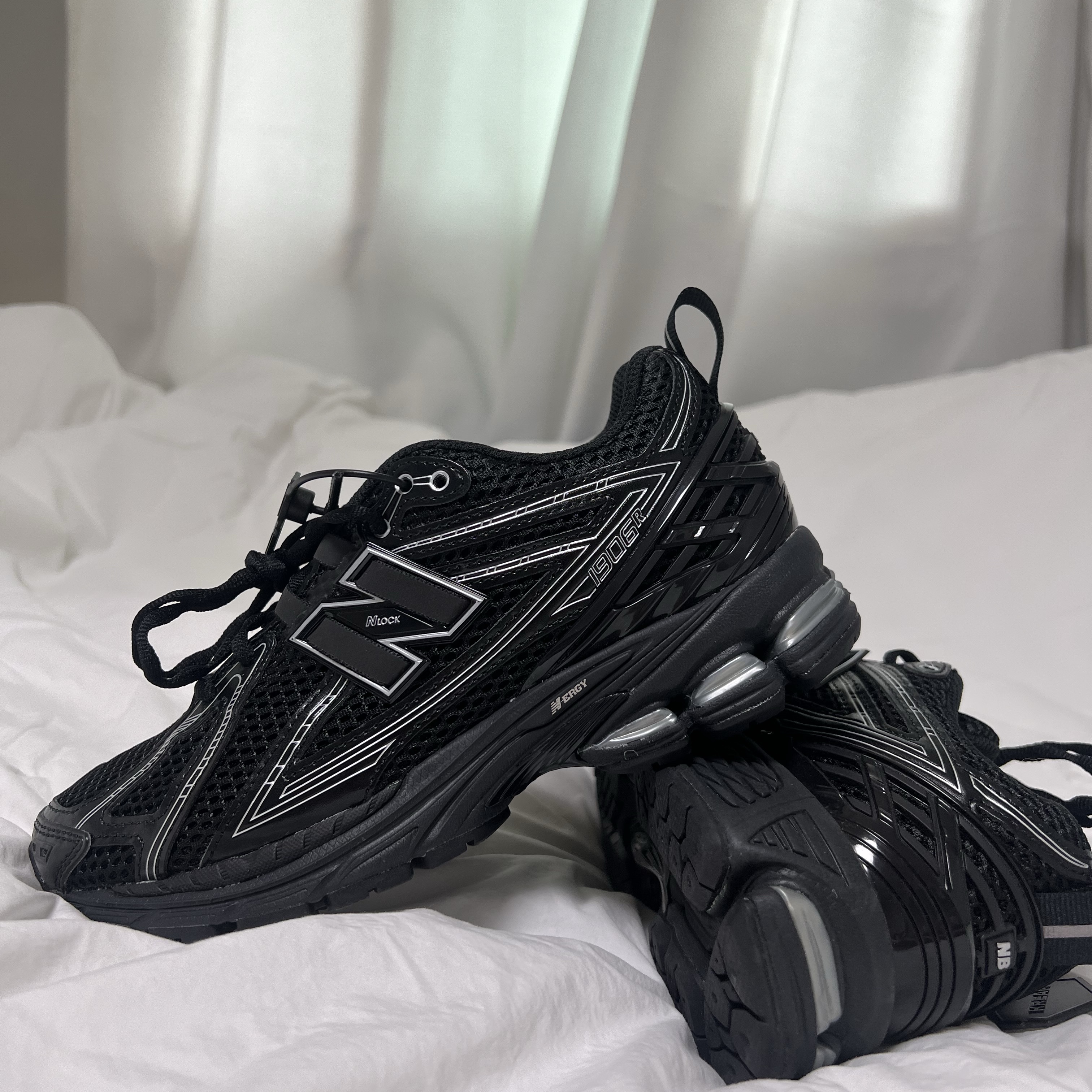 New Balance 1906R Black Silver Metallic 착용 스타일 - 1