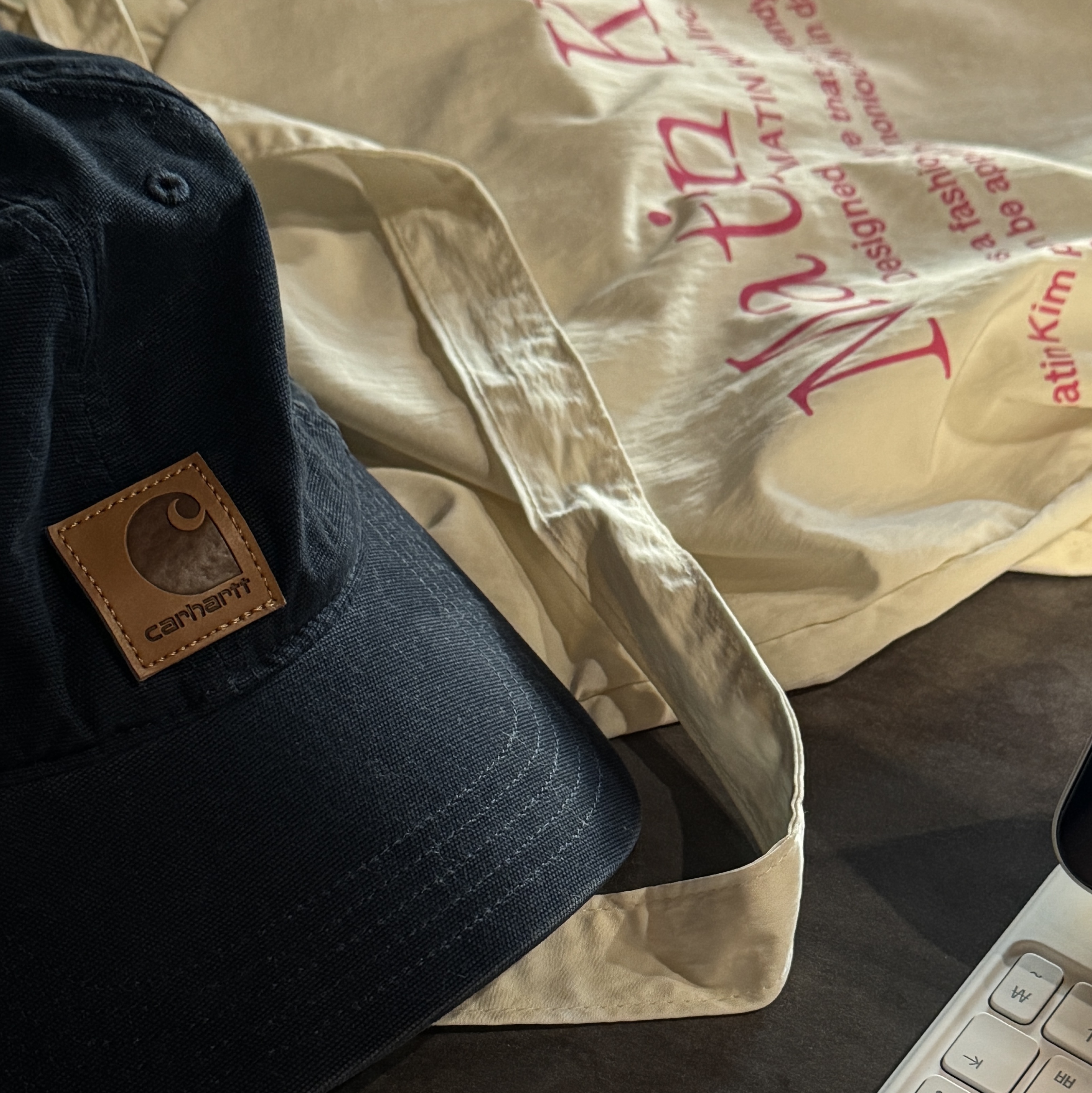 Carhartt Canvas Cap Navy, Matin Kim Matin Poppin Ecobag Ivory 착용 스타일