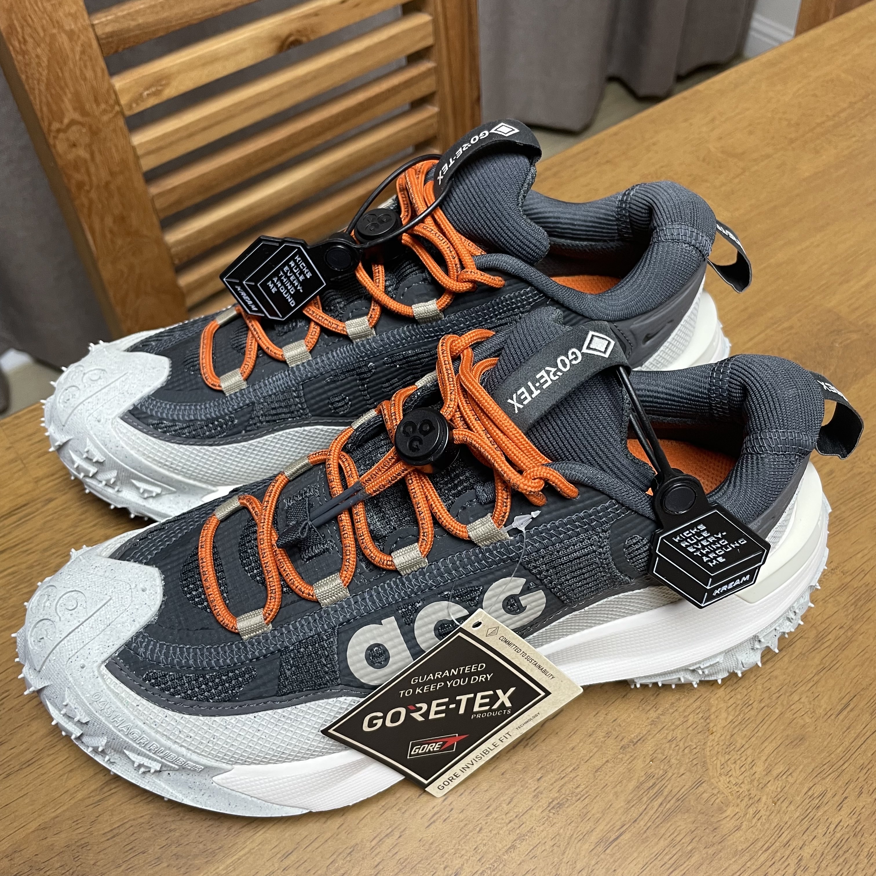 Nike ACG Mountain Fly Low Gore-Tex Dark Smoke Grey 착용 스타일