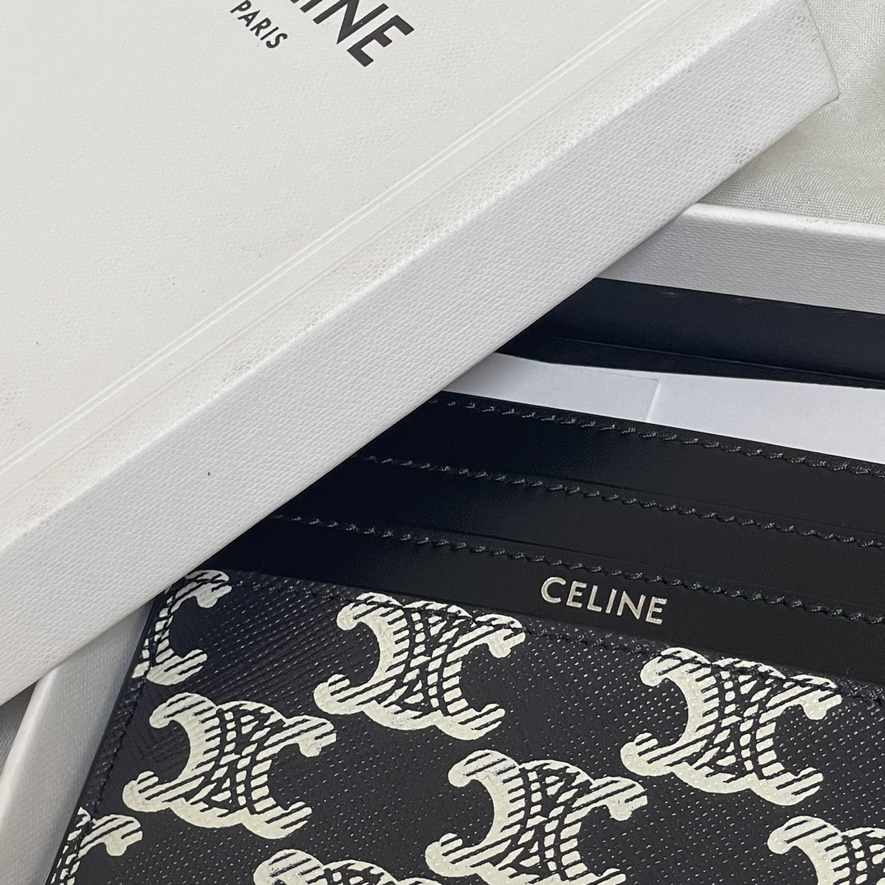 Celine Large Card Holder in Triomphe Canvas Two-Tone Calfskin Black White 착용 스타일