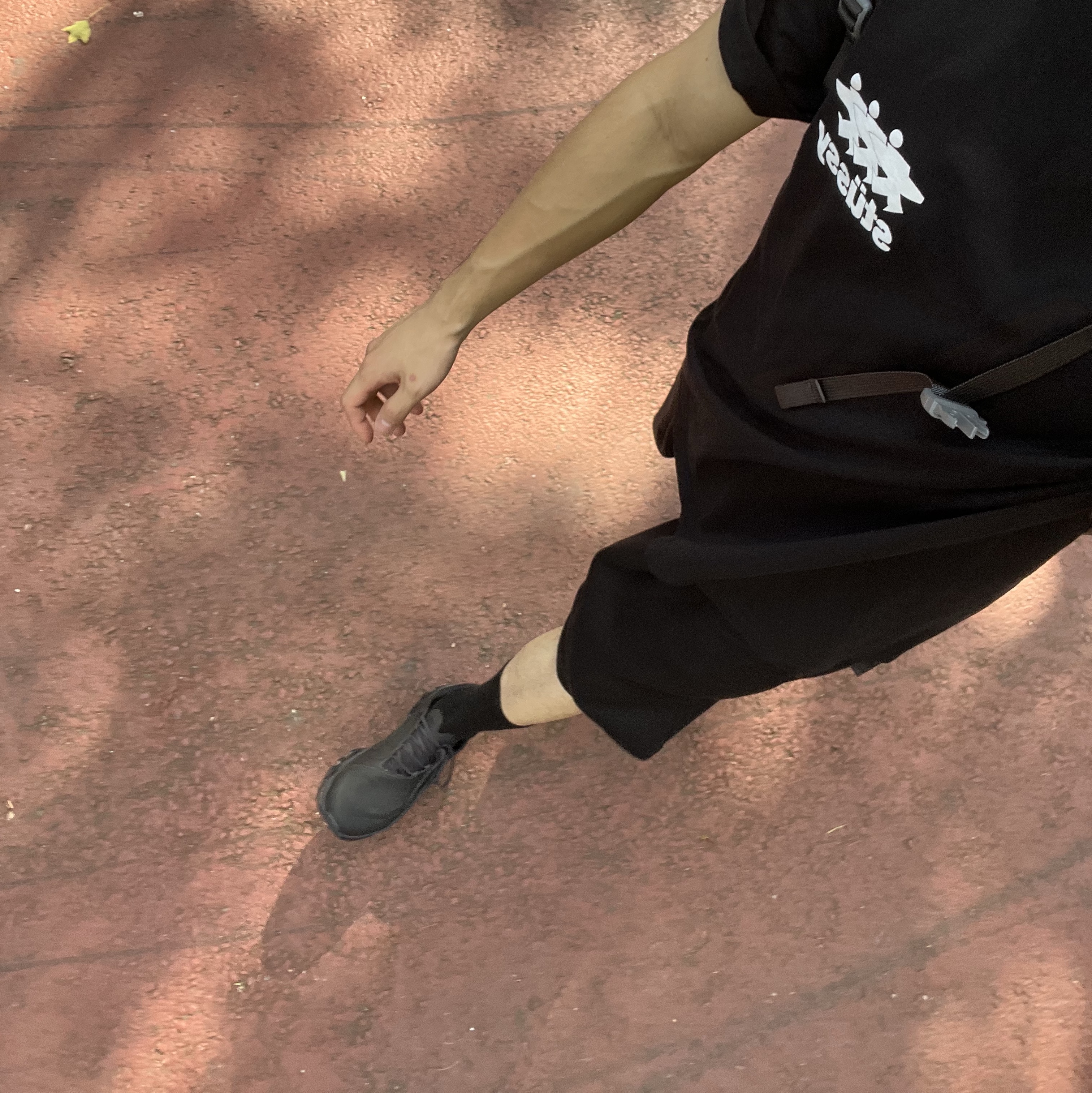 On Running x Post Archive Faction (Paf) Cloudmonster 2 Black Magnet, Stussy Surfwalk T-Shirt Black 착용 스타일 - 2