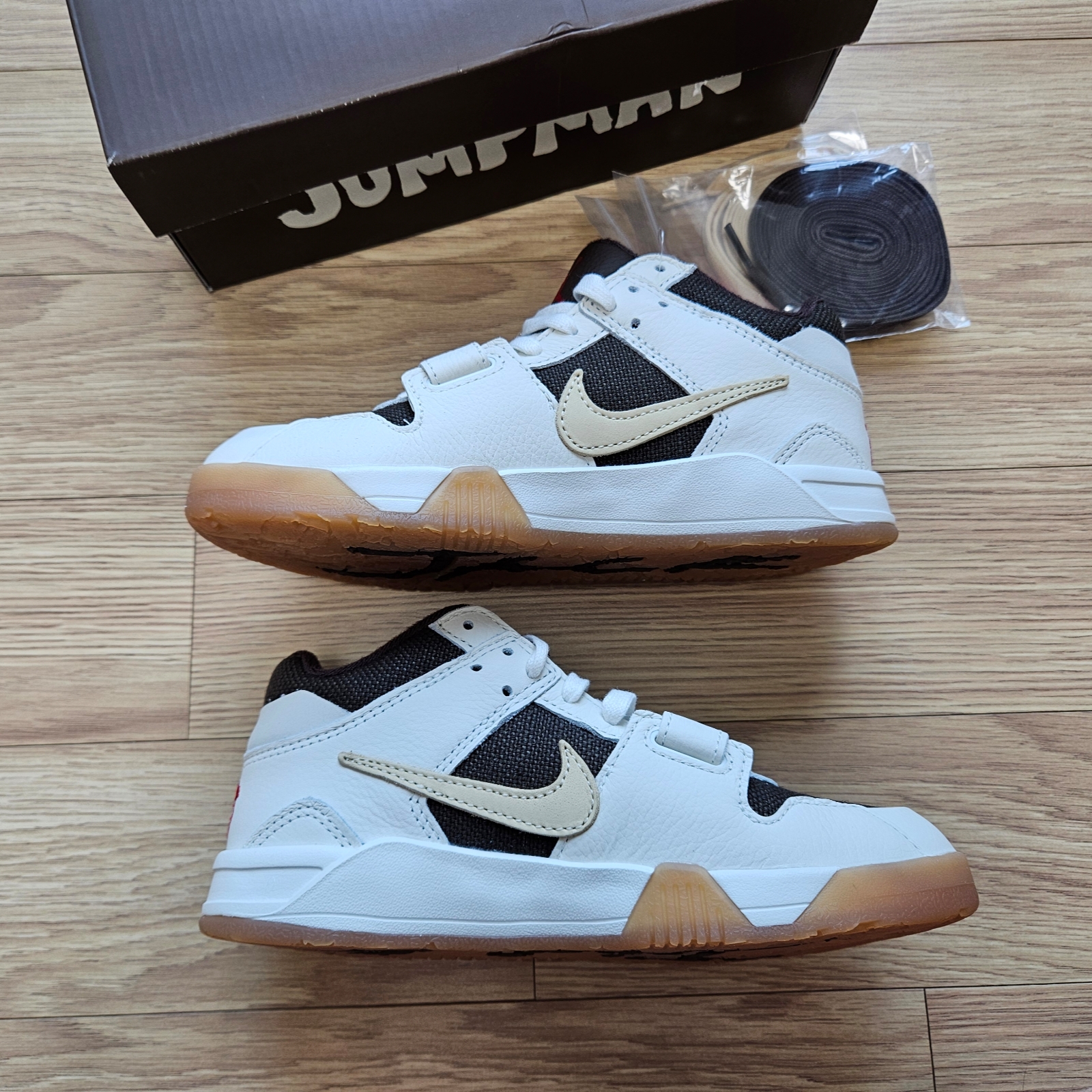 (PS) Jordan x Travis Scott Jumpman Jack TR Sail and Dark Mocha 착용 스타일 - 3