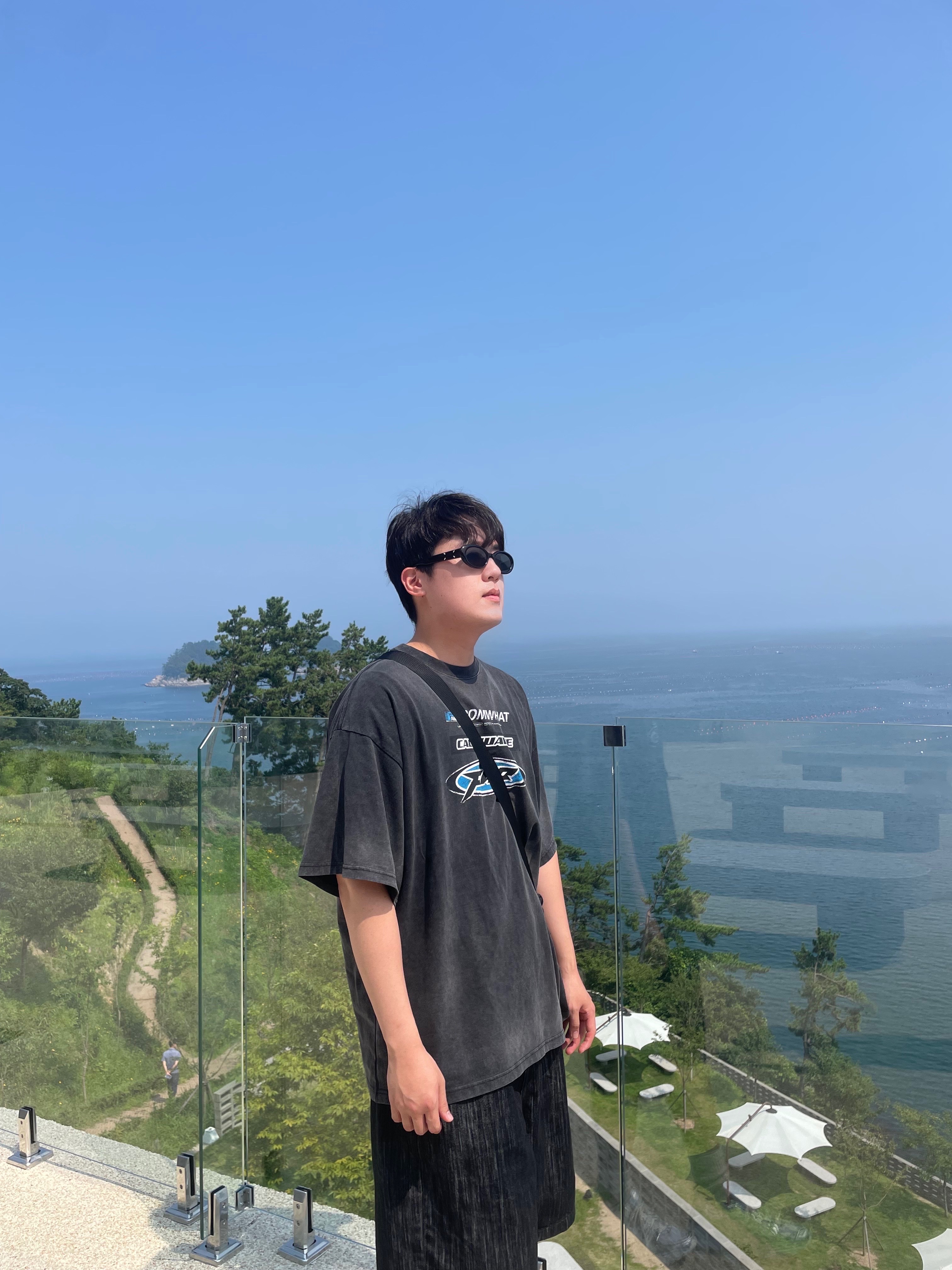 Farfromwhat Far Washed Logo T-Shirt Black, Gentle Monster x Maison Margiela MM107 Black Black 착용 스타일 - 7