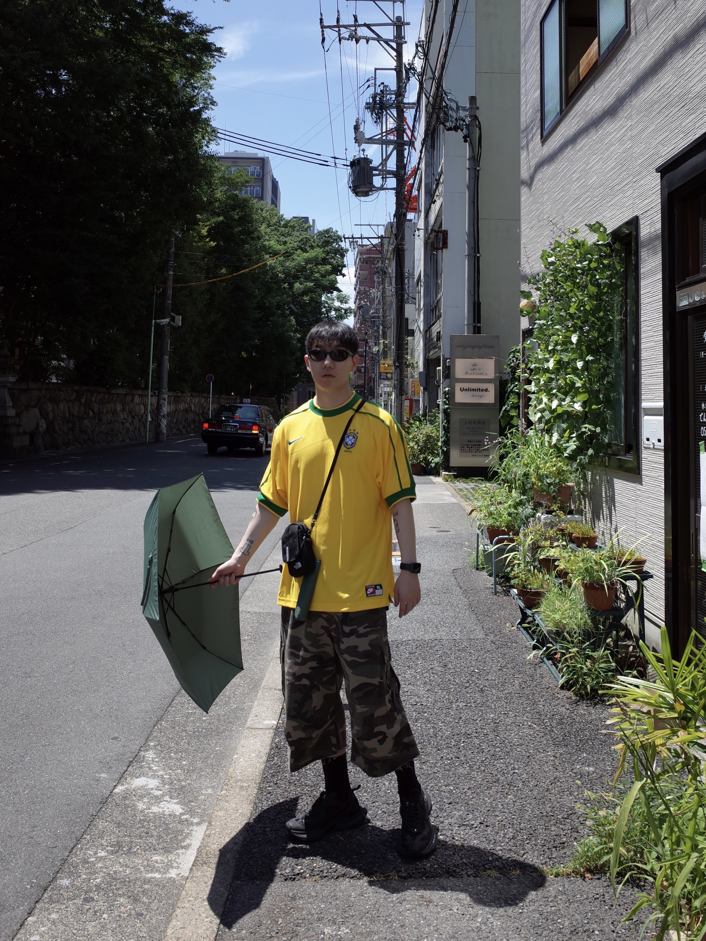 Nike Brazil 1998 Reissue Soccer Replica Jersey Varsity Maize (Non Marking Ver.), Balenciaga Circuit Sneaker Black 착용 스타일 - 4
