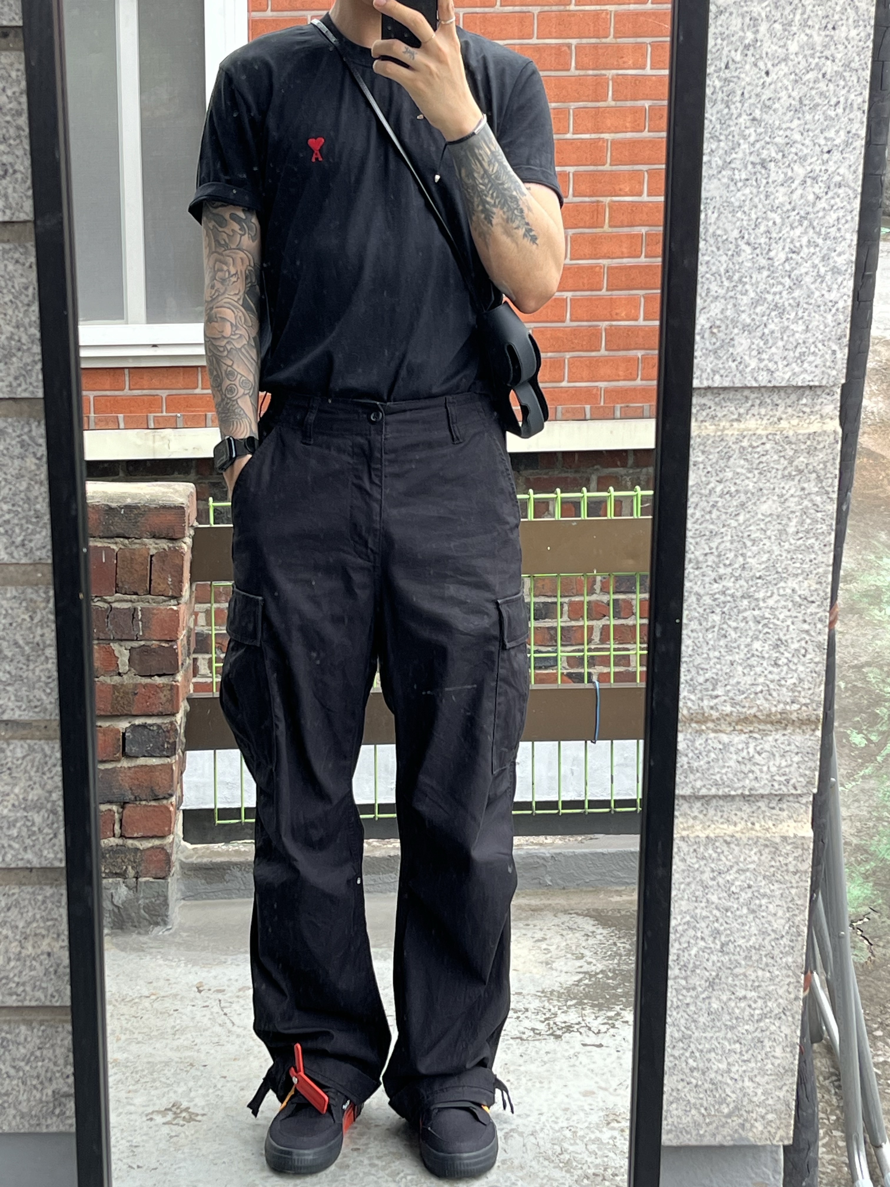 Off-White Vulcanized Sneakers Low Black White - 21SS, AMI de Coeur T-Shirt Black 착용 스타일 - 2