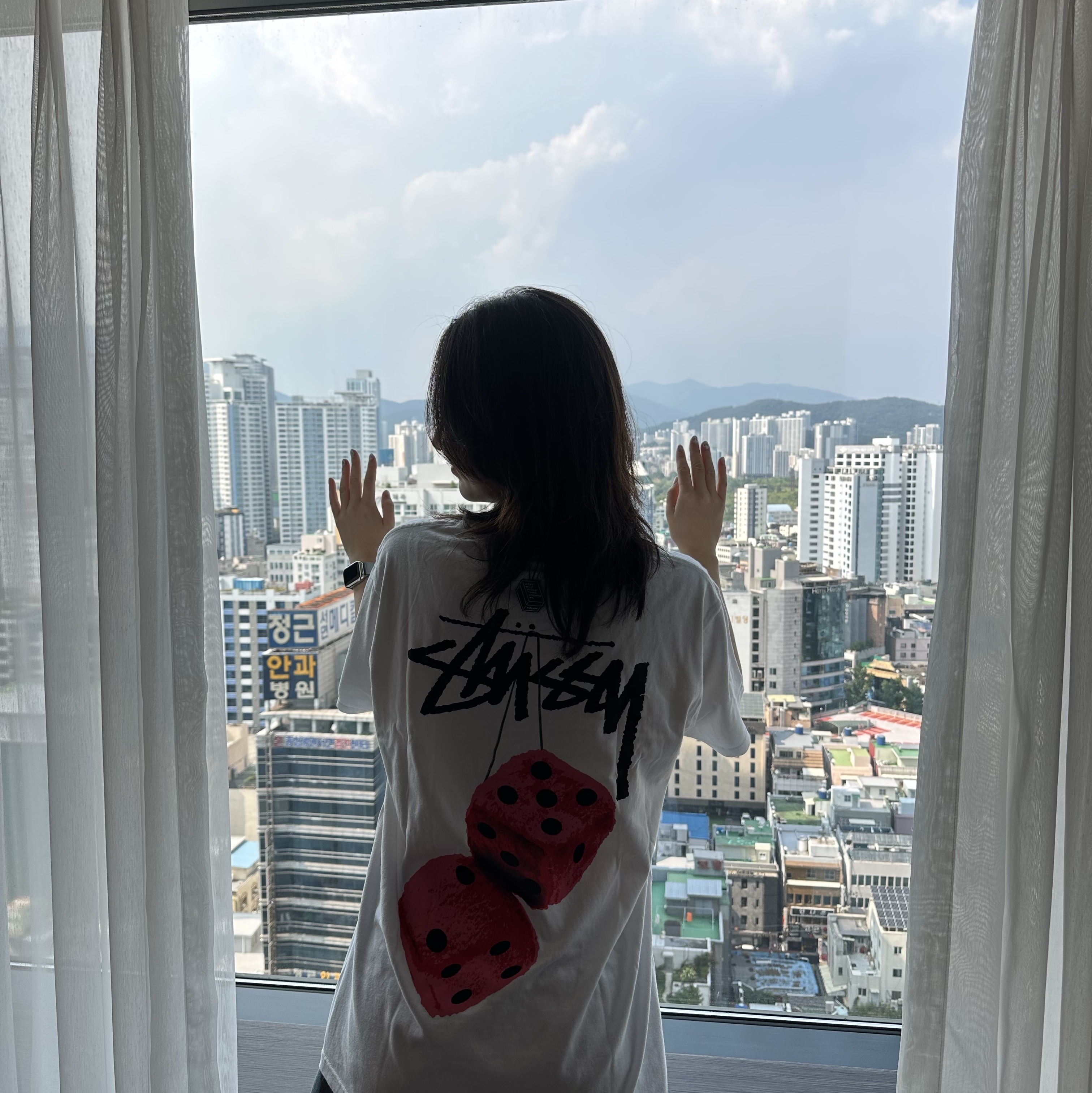 Stussy Fuzzy Dice T-Shirt White 착용 스타일 - 3