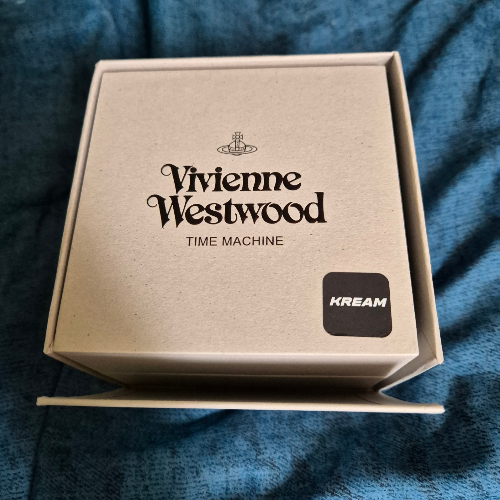 Vivienne Westwood Bow II VV139NVNV 착용 스타일 - 3