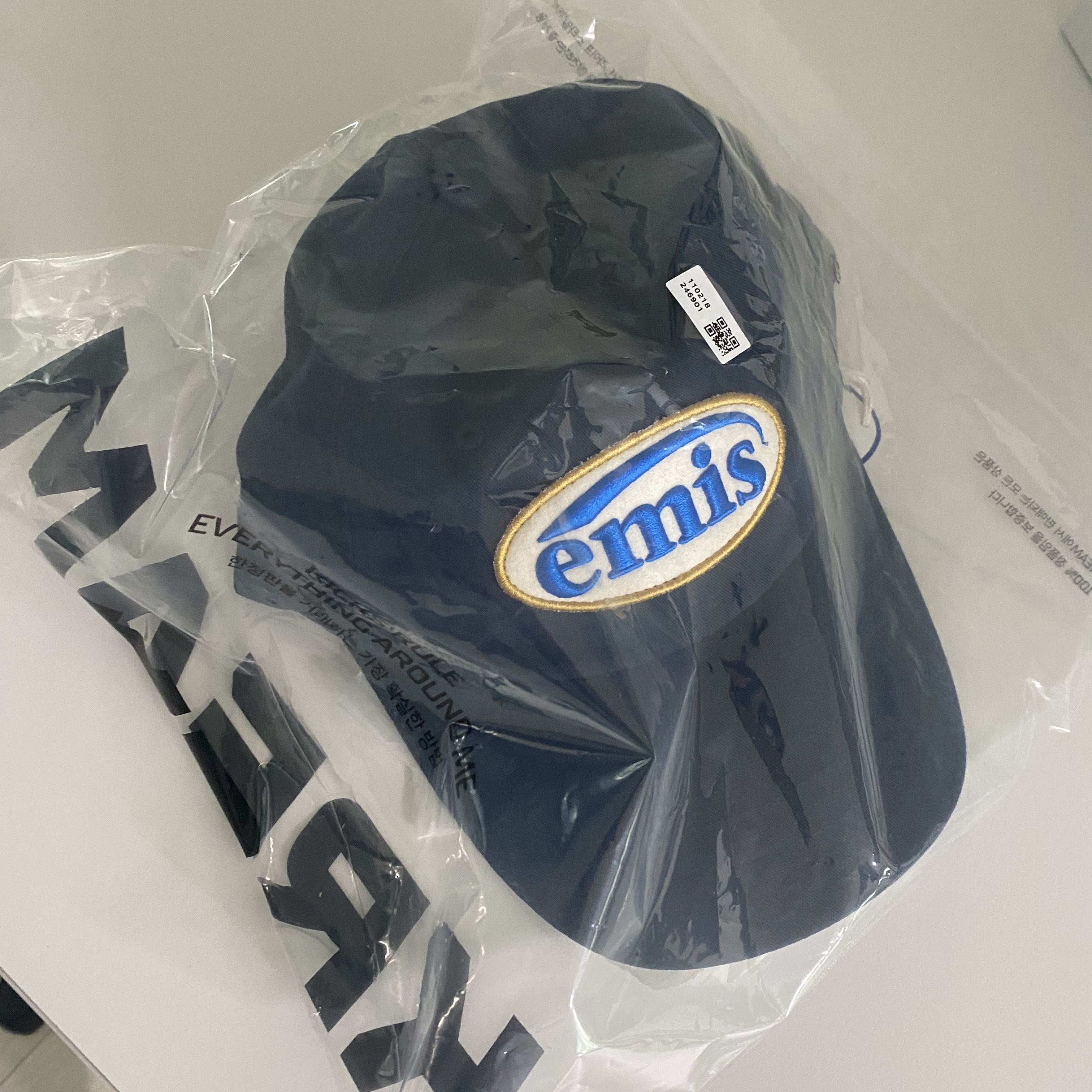 Emis Wappen Ball Cap Navy 착용 스타일