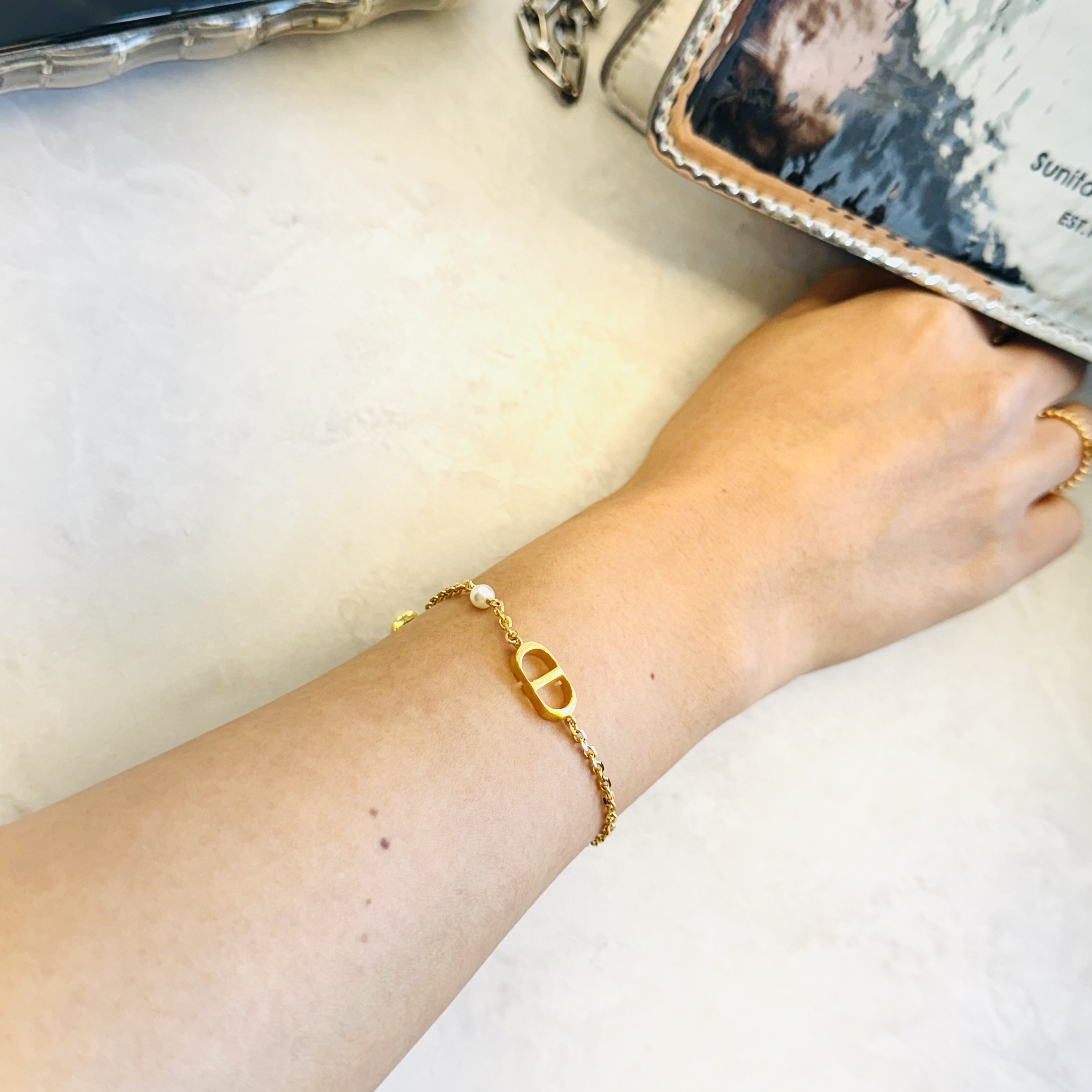 (W) Dior Petit CD Bracelet Gold Finish Metal & White Resin Pearl 착용 스타일