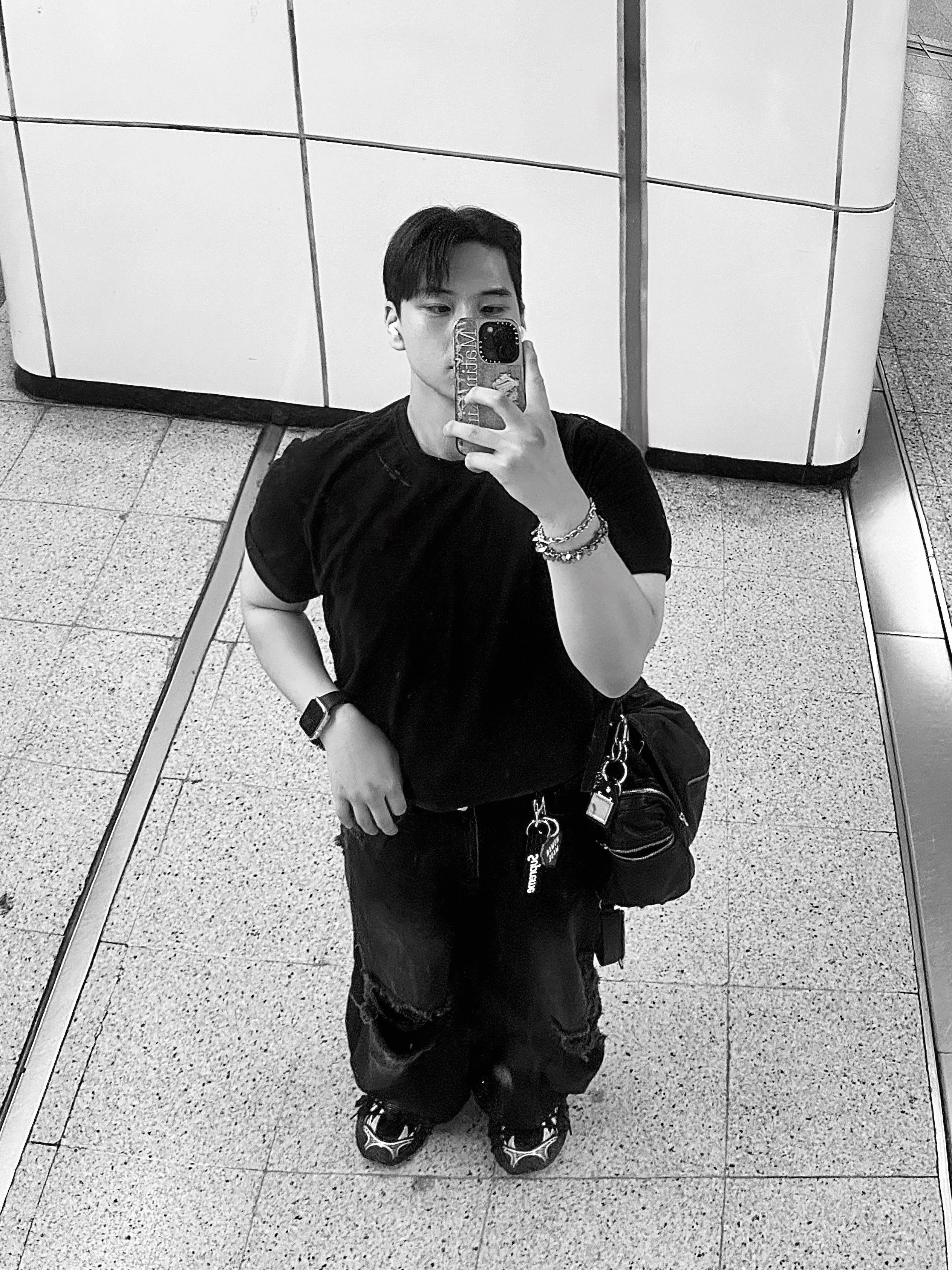 BLR Destroyed Gradation Bleached Short Sleeve T-Shirt Black, Casetify x Matin Kim iPhone Destroyed Denim Magsafe Mirror Case Silver 착용 스타일
