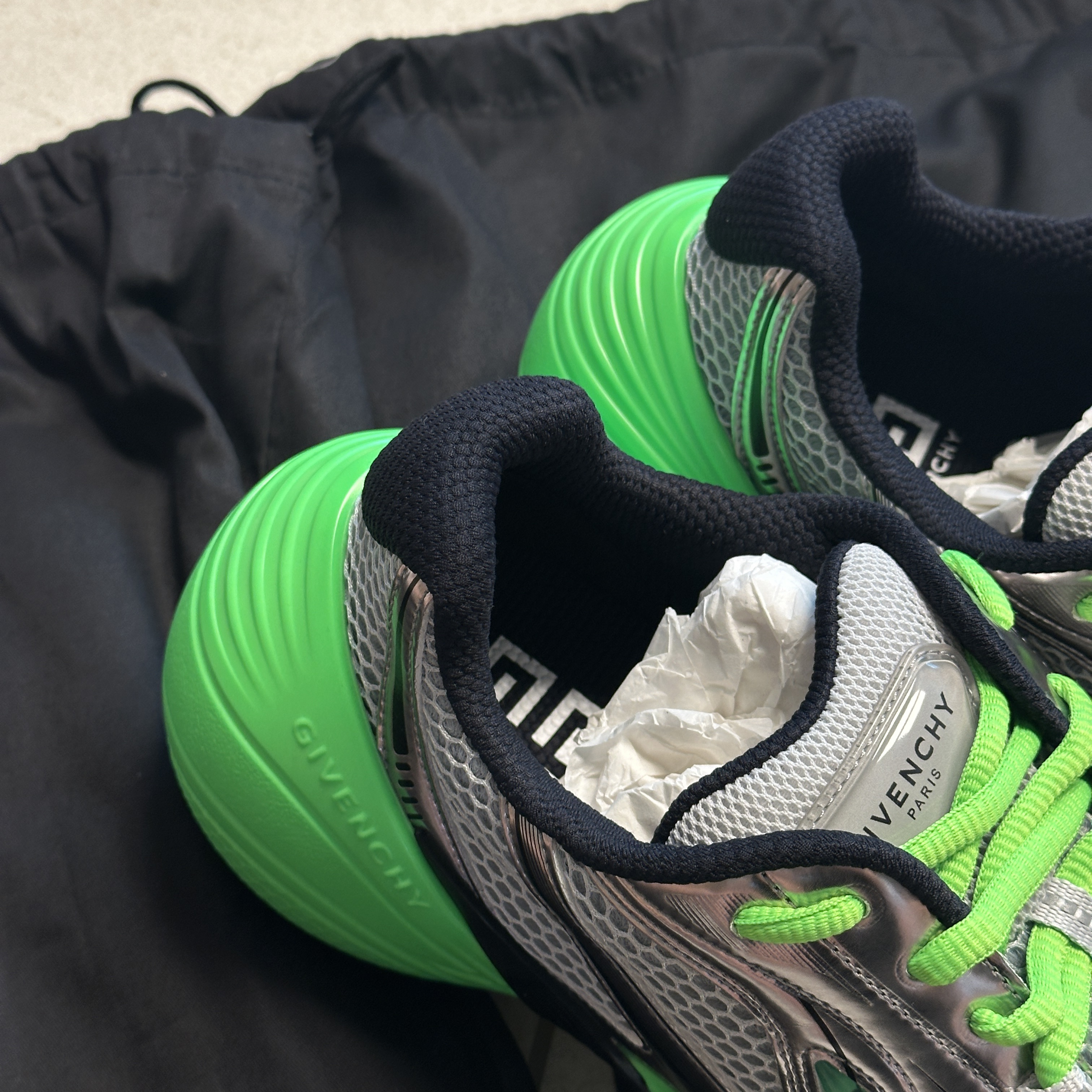 Givenchy TK-MX Runner Sneakers in Mesh Green Silver 착용 스타일 - 3