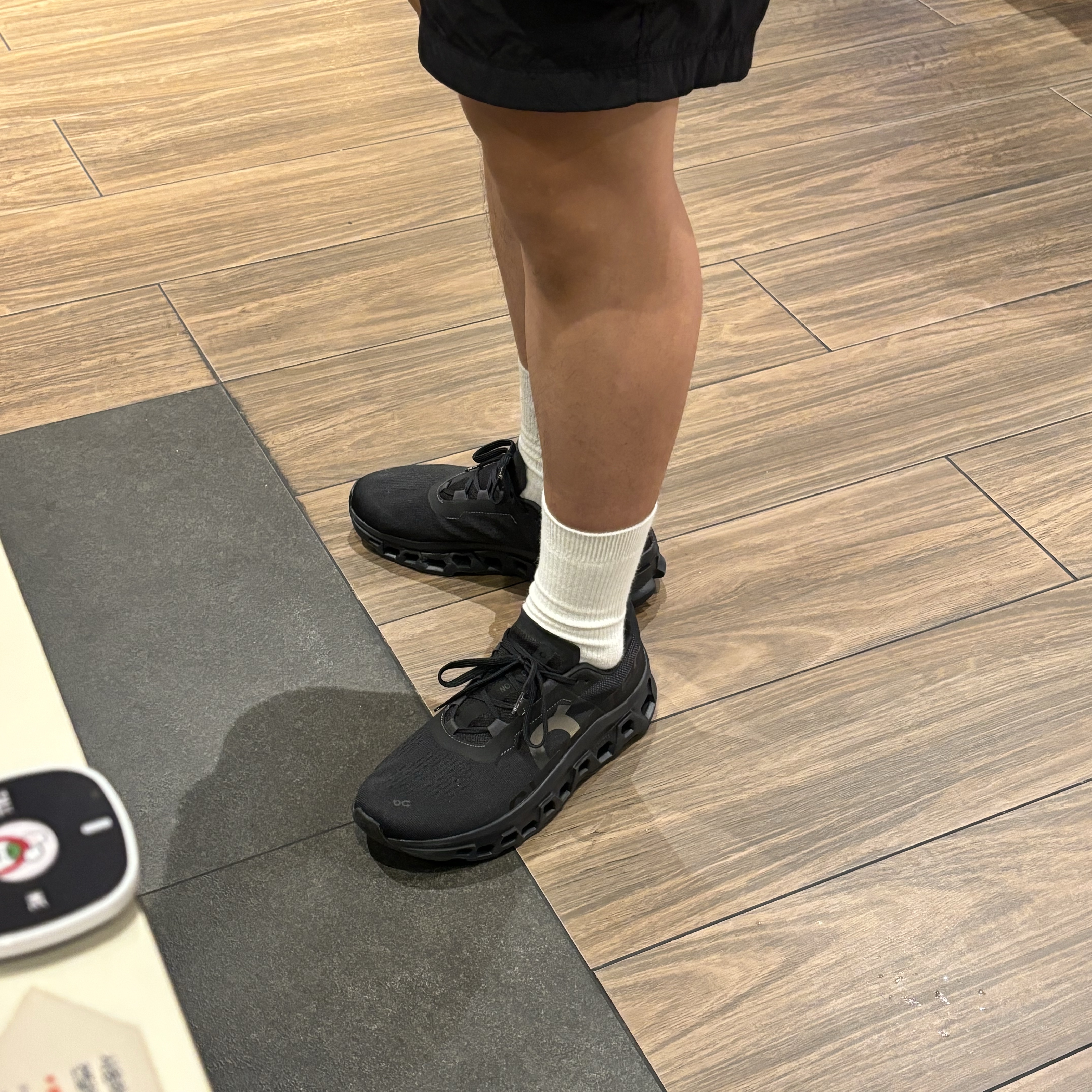 On Running Cloudmonster All Black 착용 스타일