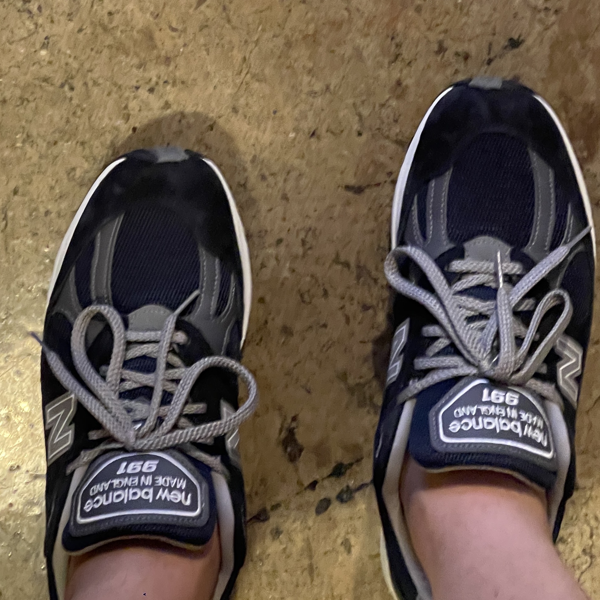 New Balance 991v2 Made in UK Dark Navy Smoked Pearl 착용 스타일 - 2