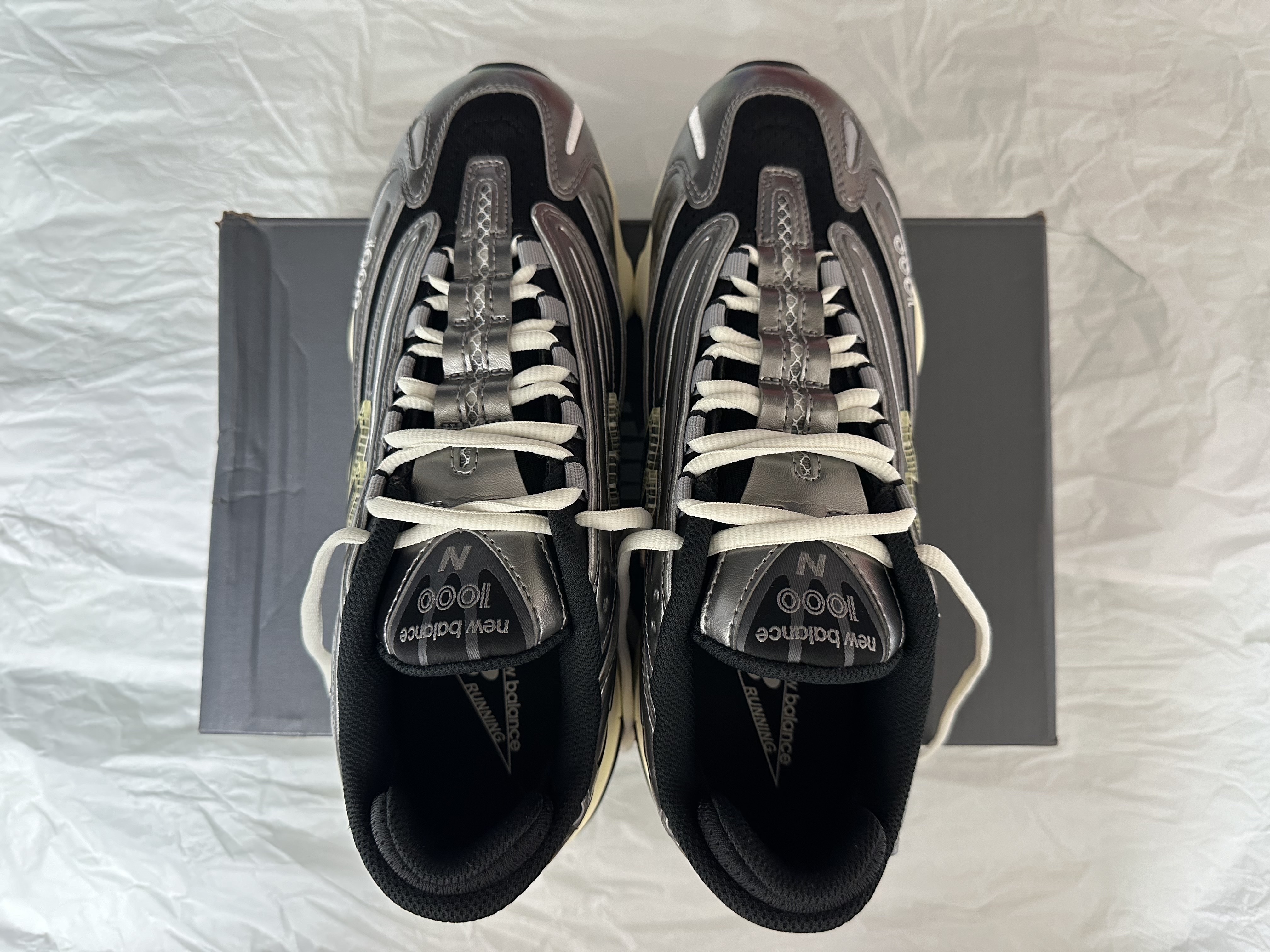 New Balance 1000 Silver Metallic Black 착용 스타일 - 1