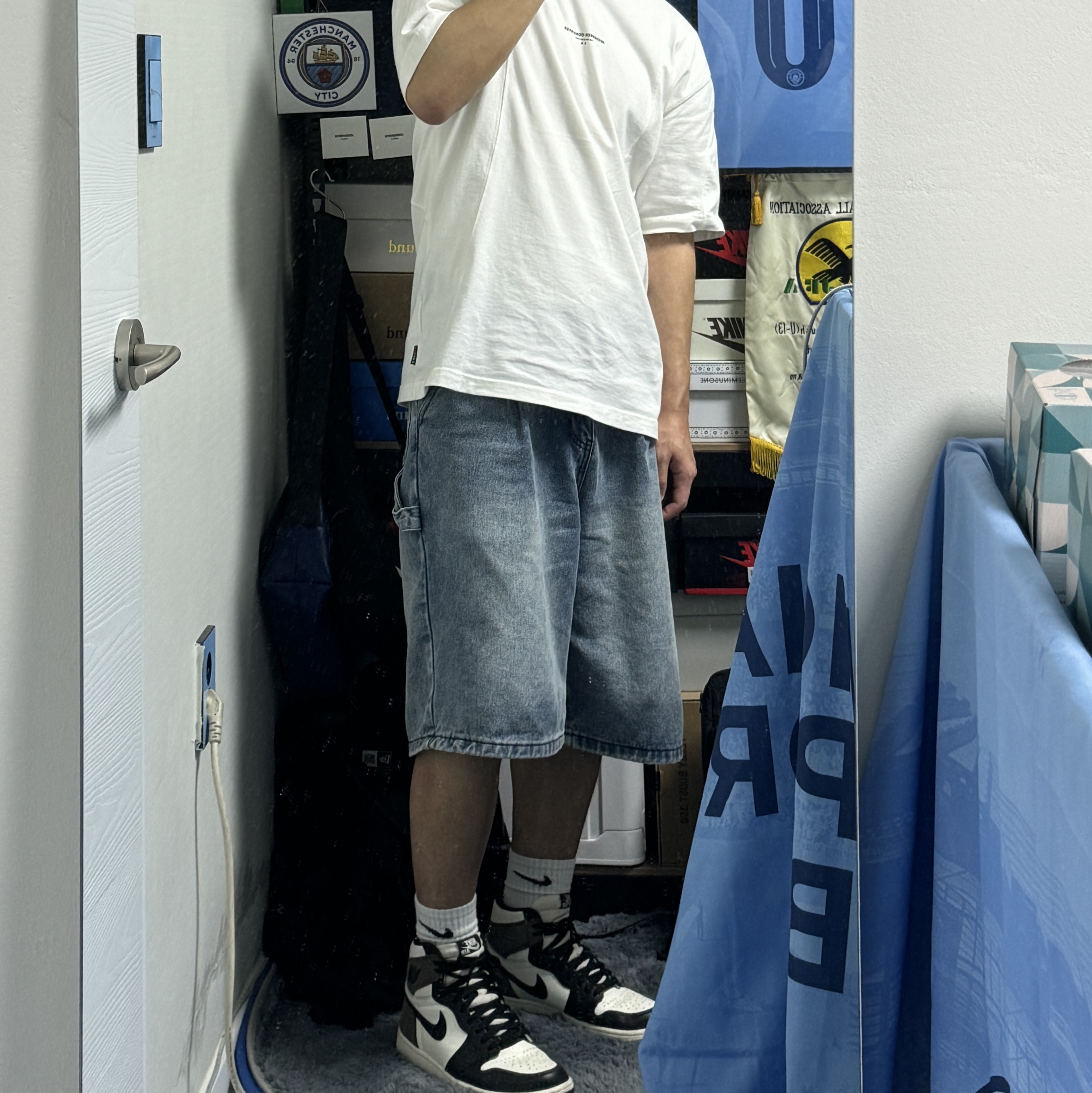 Jordan 1 Retro High OG Black Mocha, Converse x Ader Error Shapes T-Shirt Cloud Dancer 착용 스타일