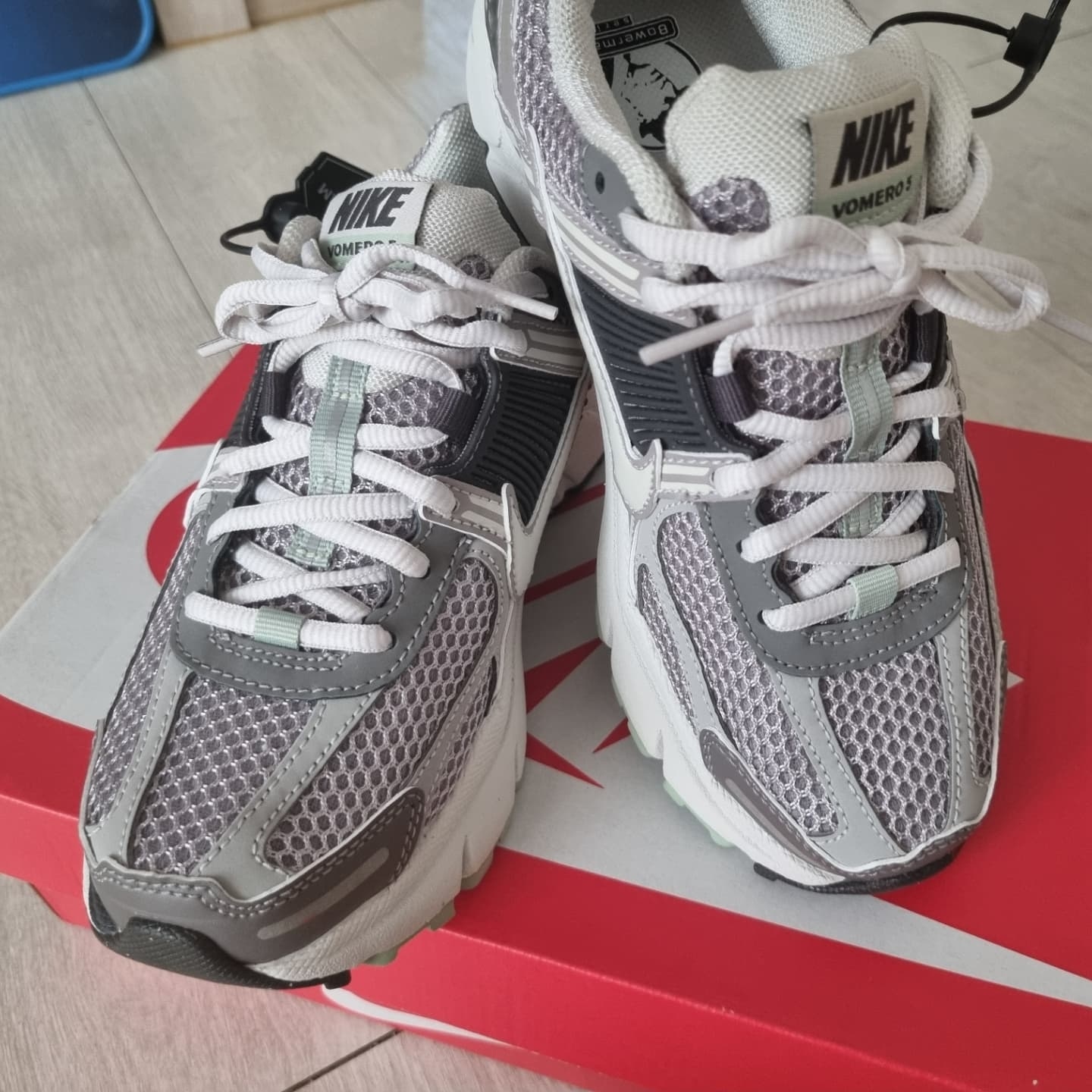 (W) Nike Zoom Vomero 5 Cobblestone and Flat Pewter 착용 스타일