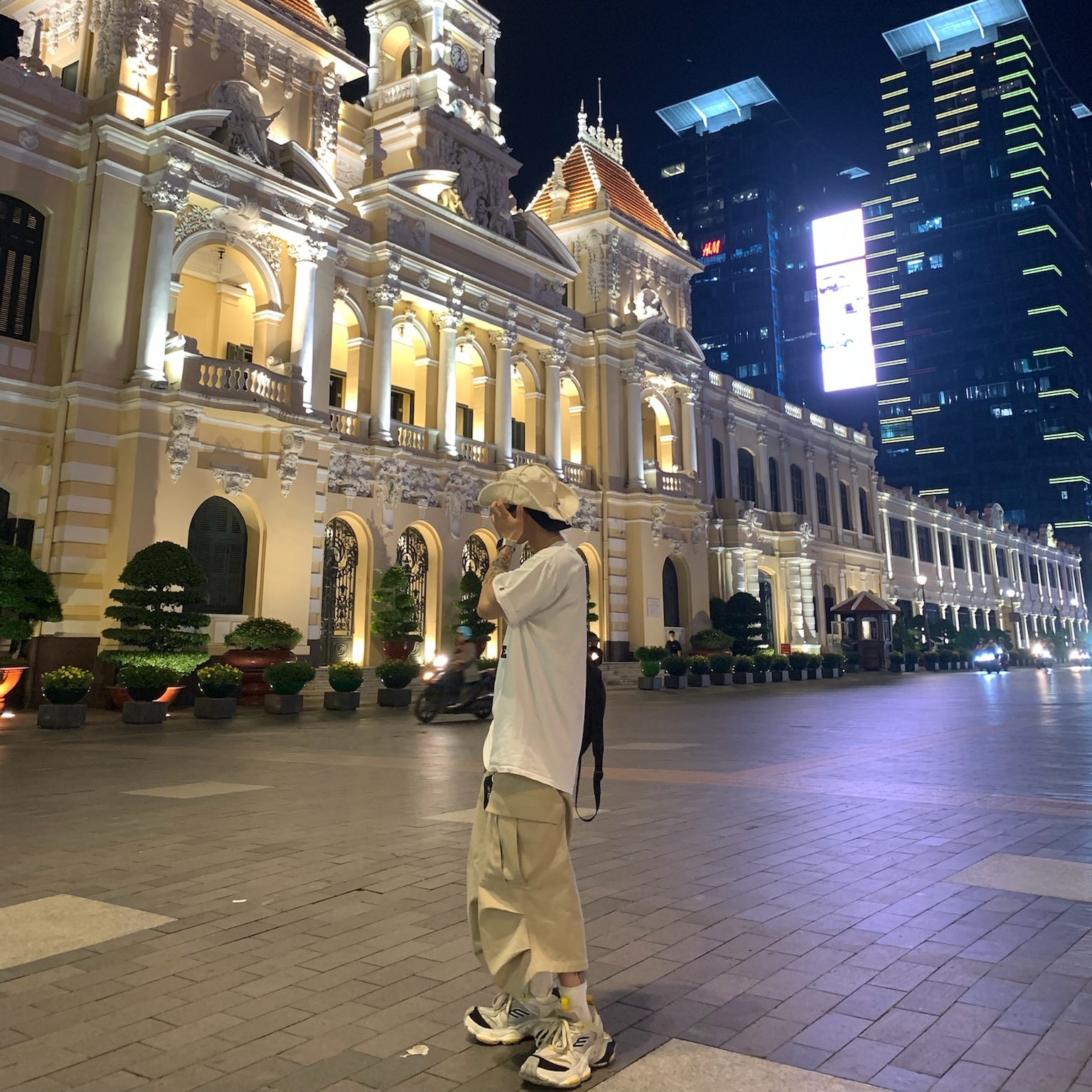 Nonnod Side Cargo Shorts Beige, Balenciaga Cargo Sneakers Grey Black Yellow 착용 스타일