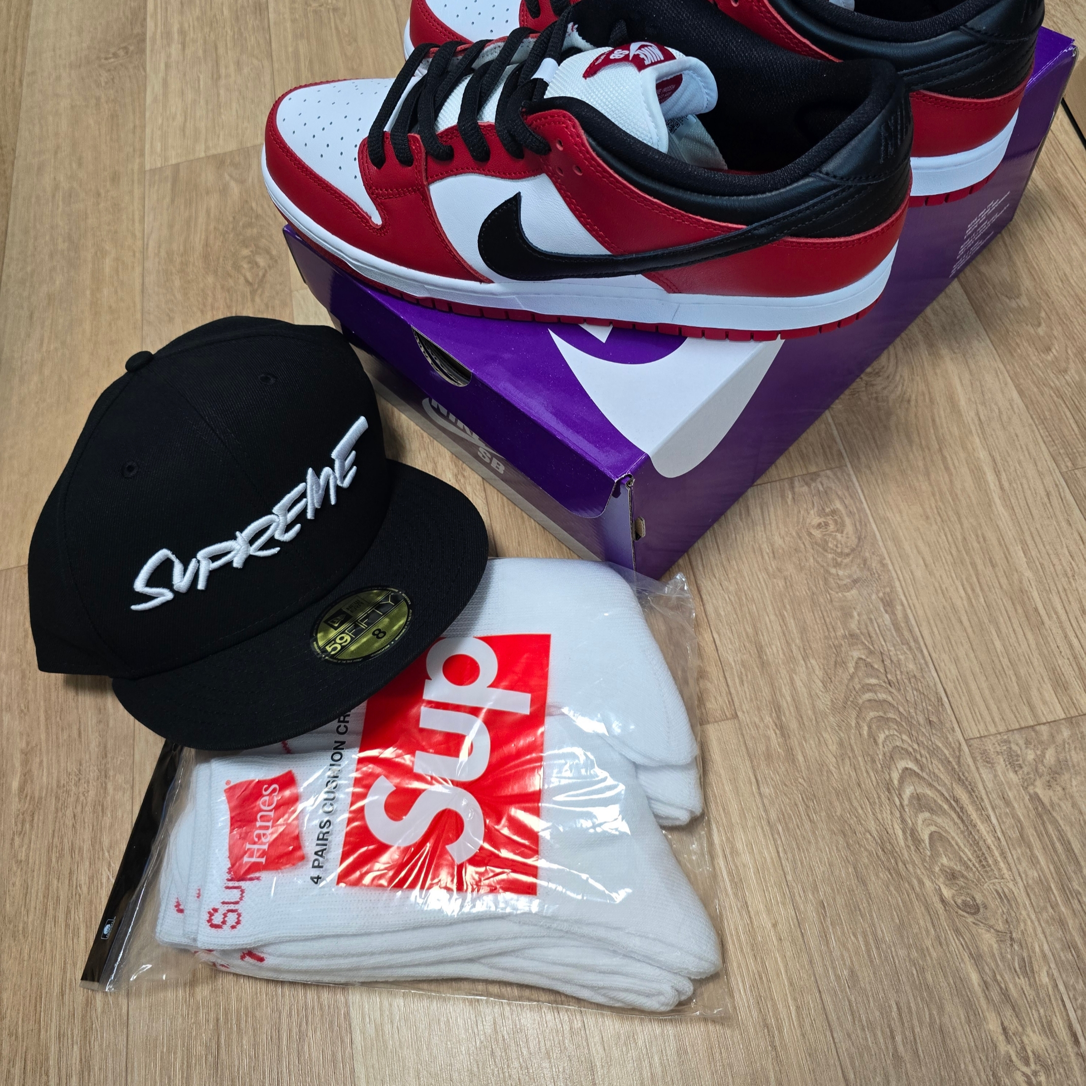 Supreme x Futura x New Era Black - 24SS, Supreme Hanes Crew Socks White (4 Pack) 착용 스타일 - 1