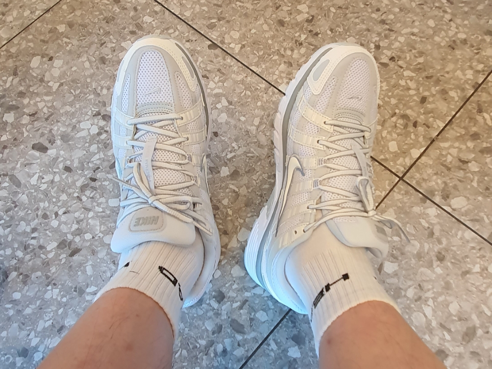 (W) Nike P-6000 Metallic Summit White 착용 스타일