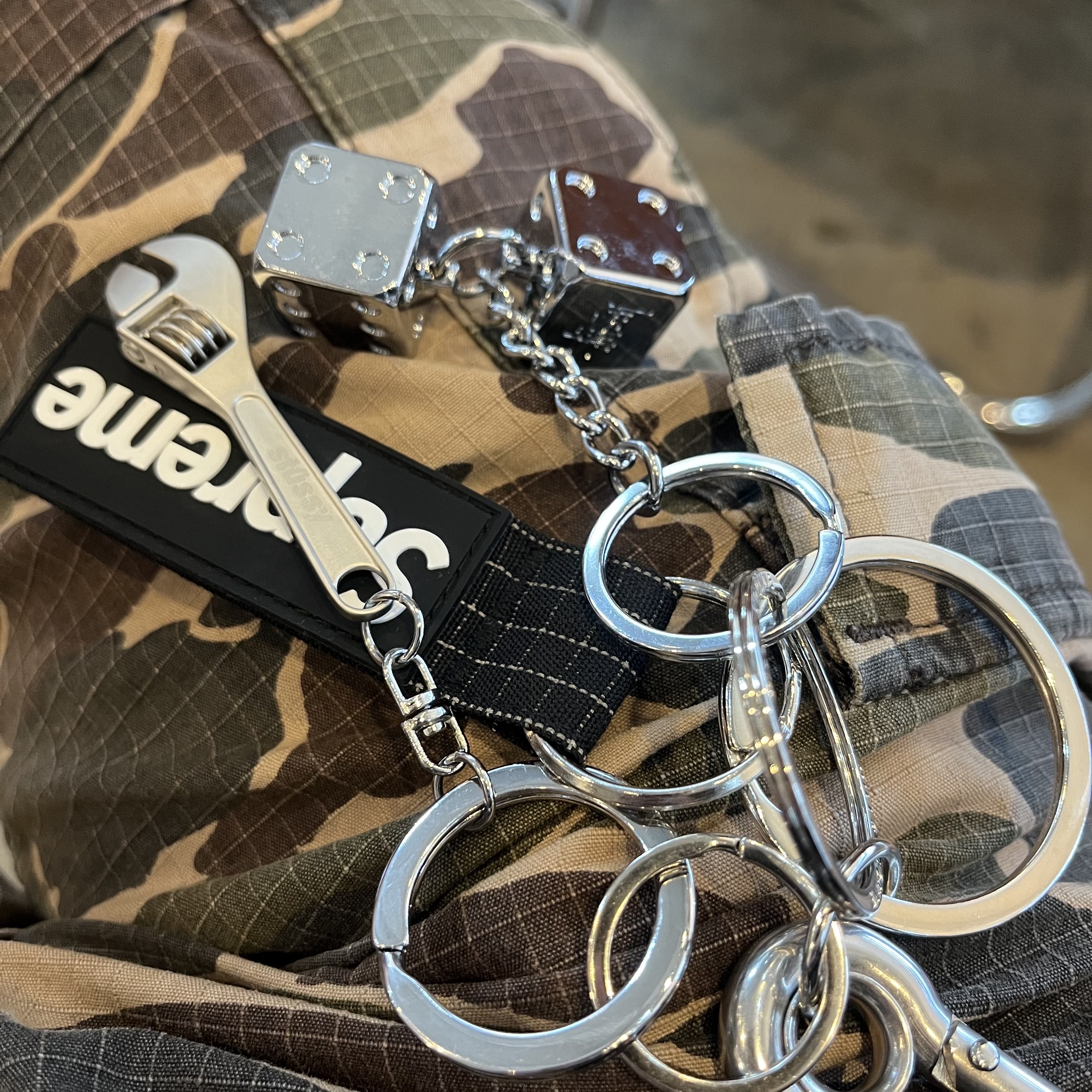 Supreme Ripstop Keychain Black - 24SS 착용 스타일