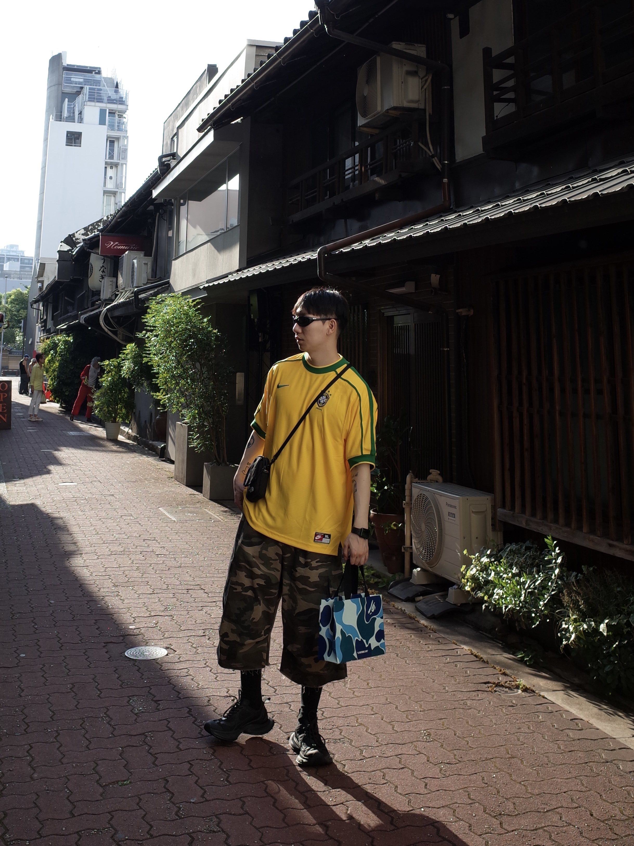 Nike Brazil 1998 Reissue Soccer Replica Jersey Varsity Maize (Non Marking Ver.), Balenciaga Circuit Sneaker Black 착용 스타일 - 1