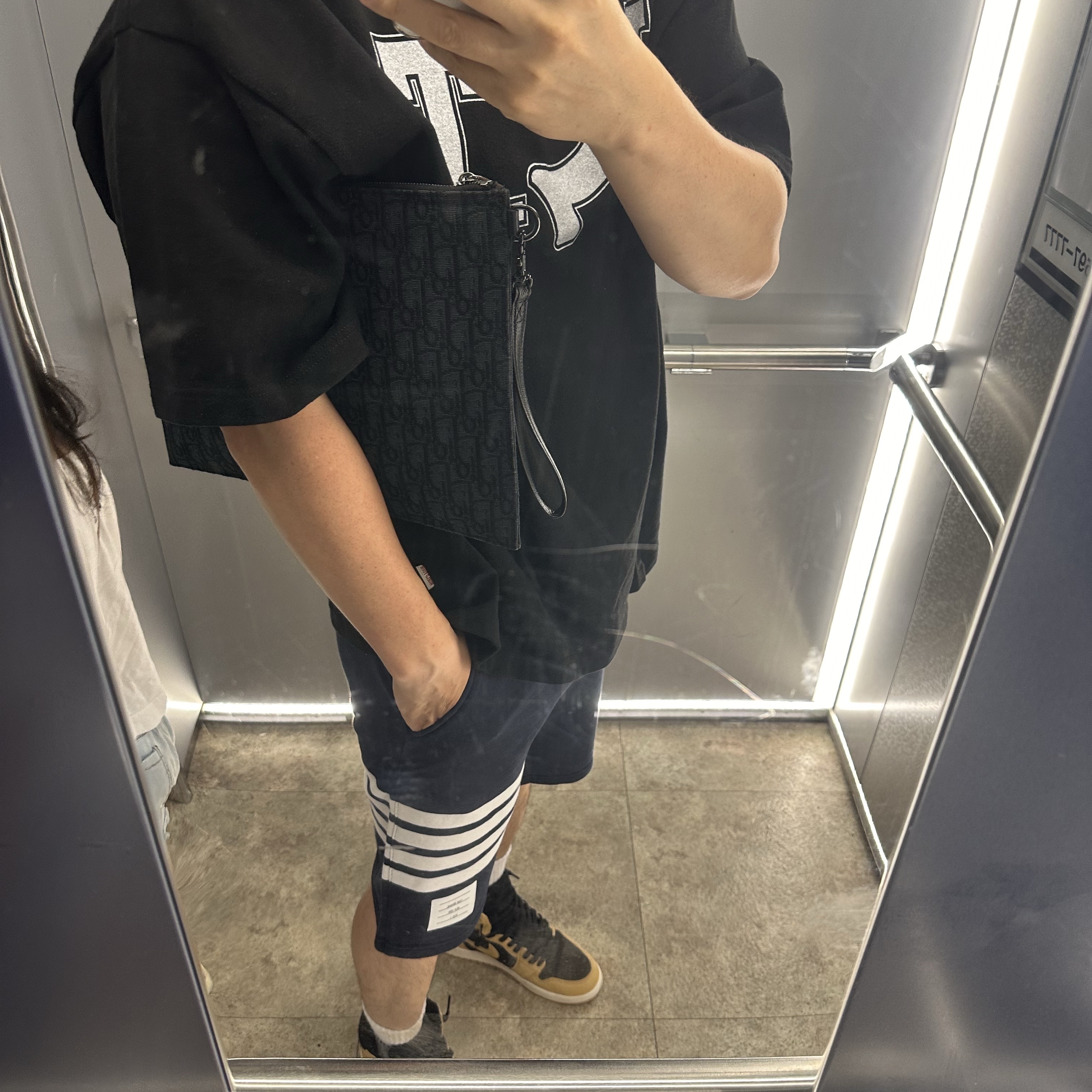 Thom Browne Cotton LoopBack Knit Engineered 4-Bar Sweatshorts Navy, Supreme Hanes Boxer Briefs Black (4 Pack) 착용 스타일
