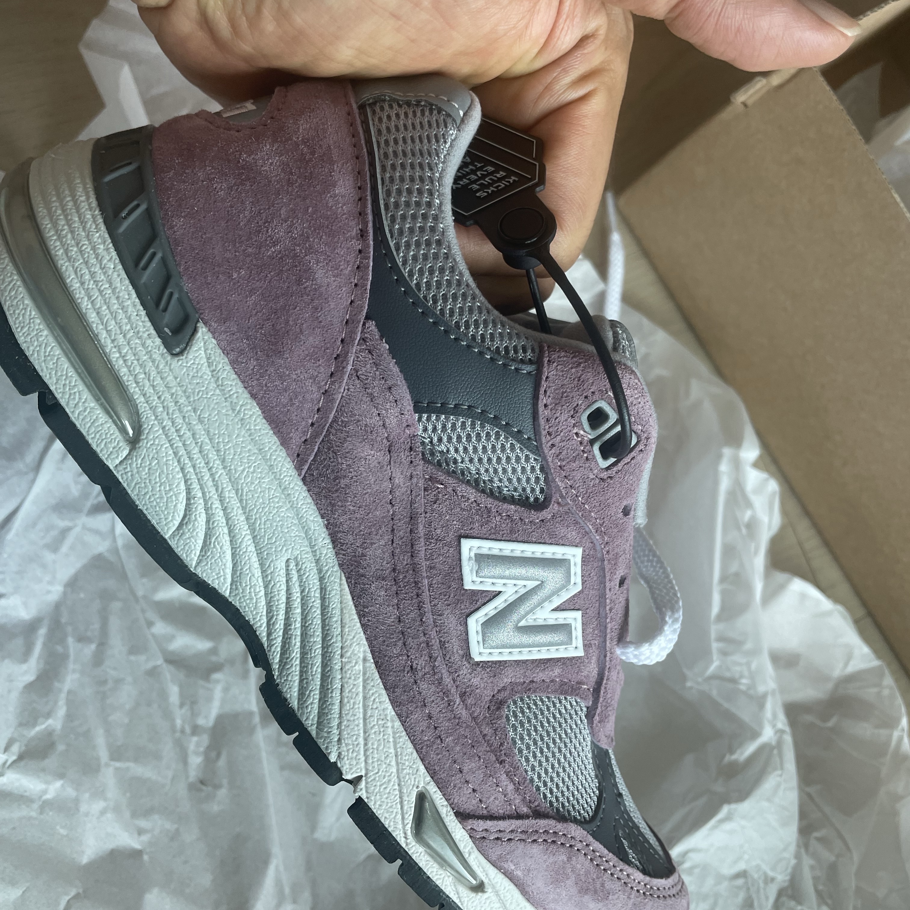(W) New Balance 991 Made in UK Pink Grey 착용 스타일 - 1