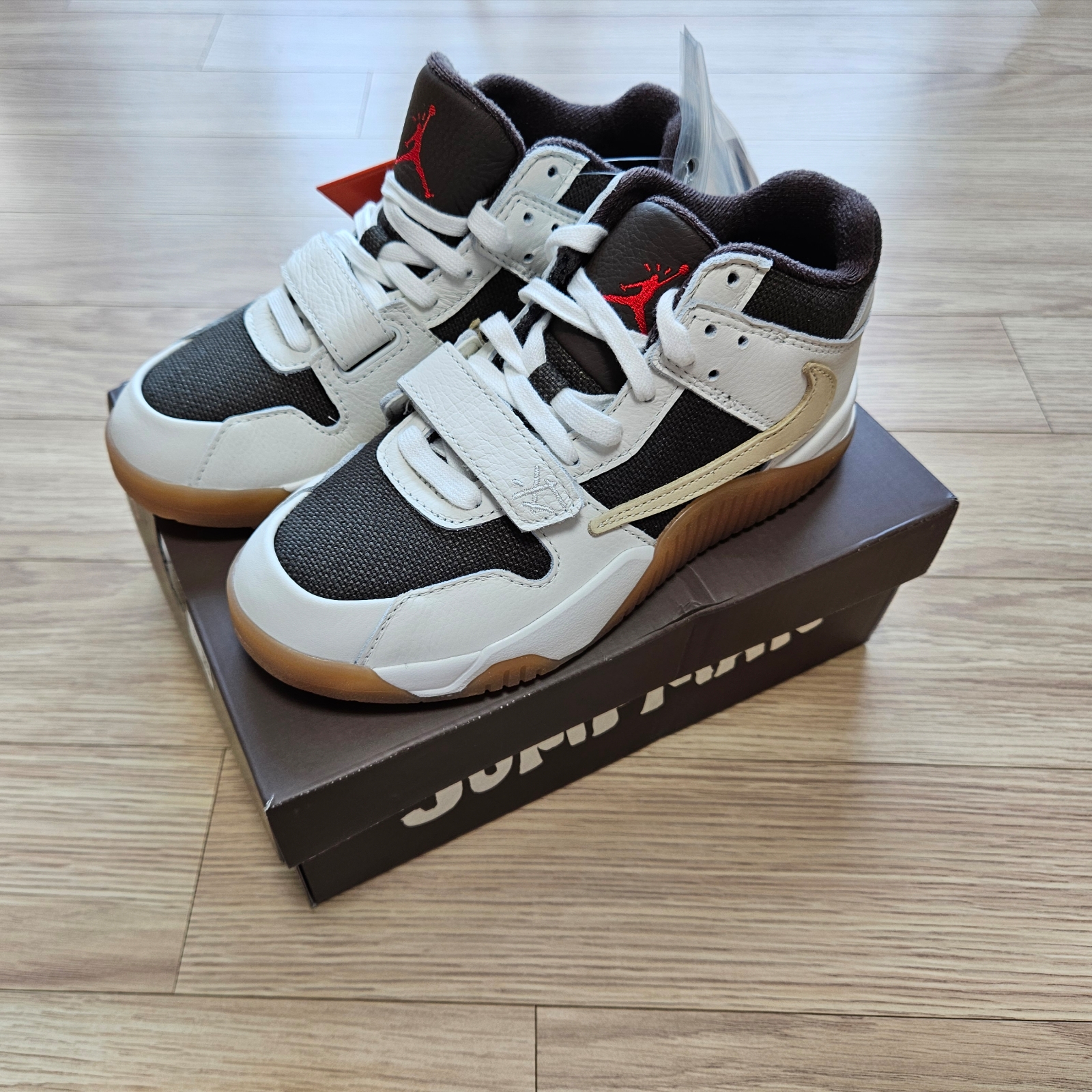 (PS) Jordan x Travis Scott Jumpman Jack TR Sail and Dark Mocha 착용 스타일 - 1