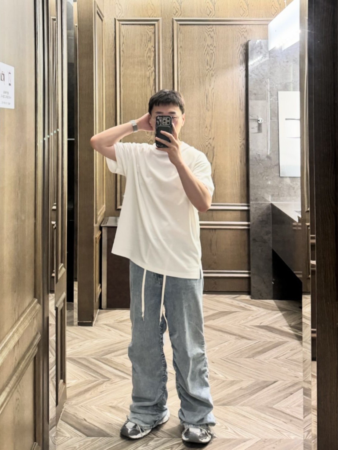 Wooyoungmi Swaying Flower Back Logo T-Shirt White - 24FW, Wooyoungmi Shearling Wide Denim Pants Blue - 24SS 착용 스타일 - 1