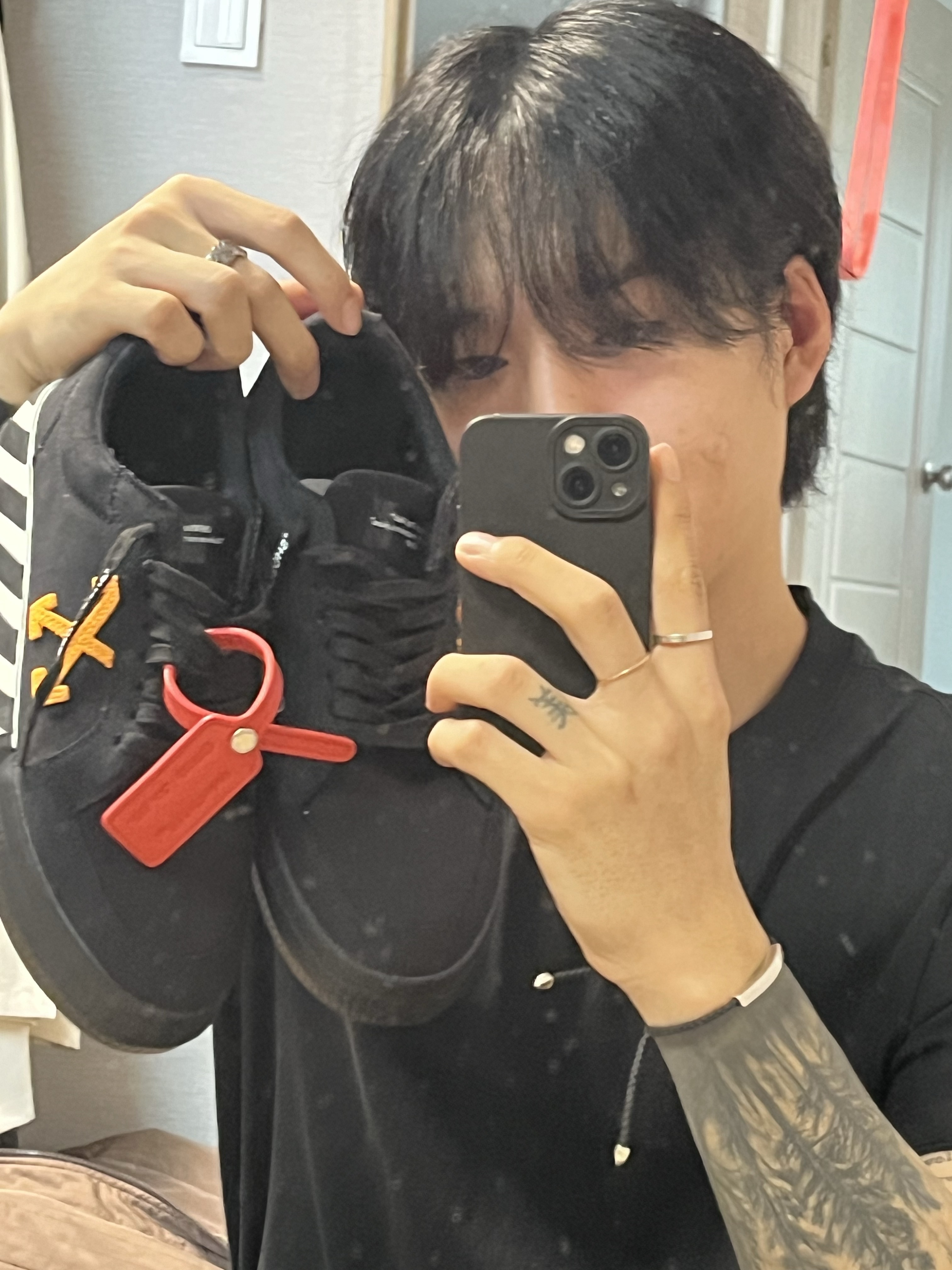Off-White Vulcanized Sneakers Low Black White - 21SS, AMI de Coeur T-Shirt Black 착용 스타일 - 1