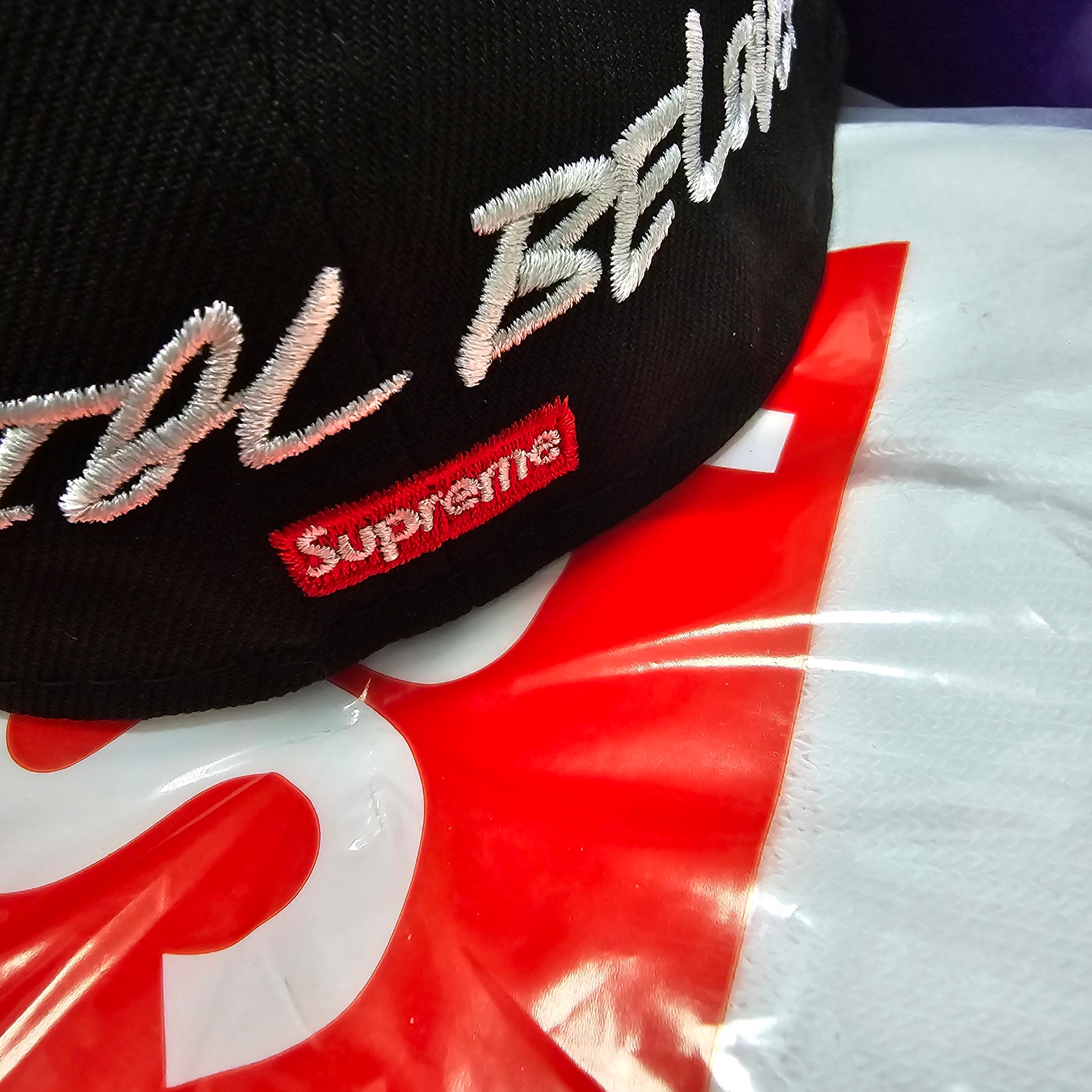 Supreme x Futura x New Era Black - 24SS, Supreme Hanes Crew Socks White (4 Pack) 착용 스타일 - 3