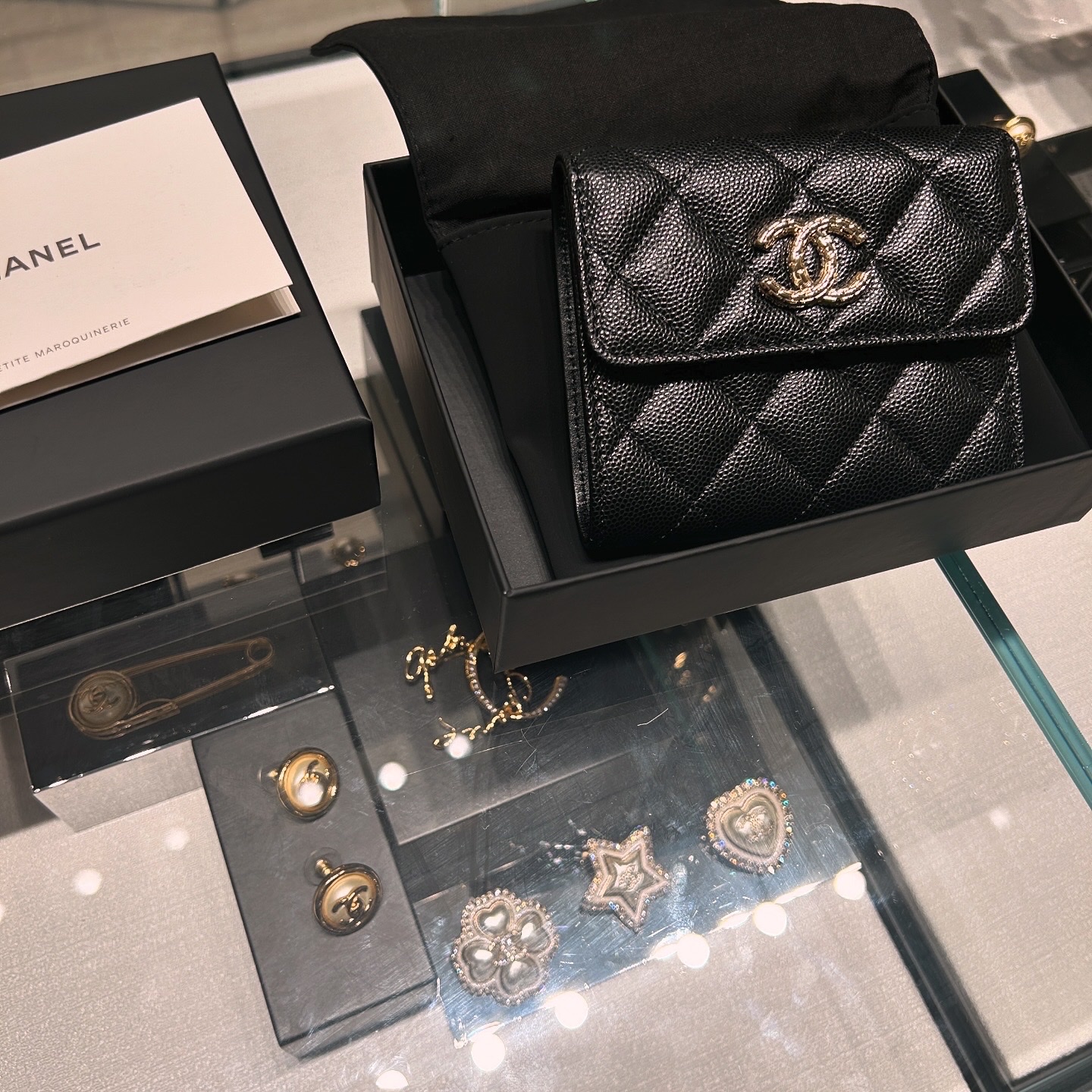 Chanel Classic Card Holder Grained Calfskin & Gold Black 착용 스타일