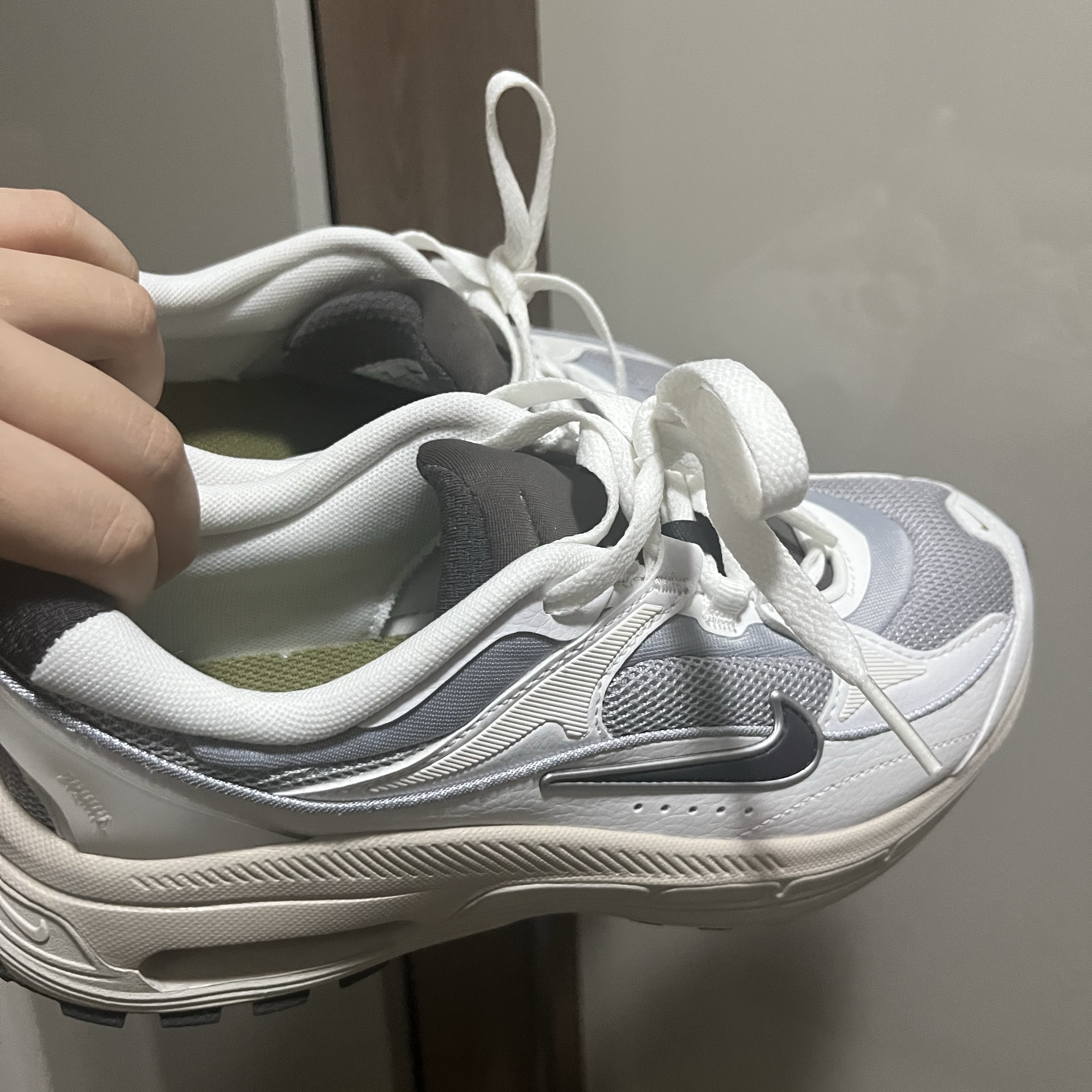 (W) Nike Air Max Bliss Next Nature Wolf Grey 착용 스타일