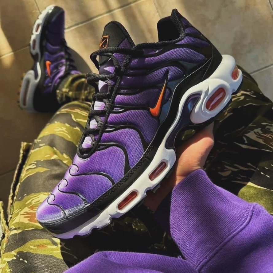 Nike Air Max Plus Gold and Raspberry Red, Nike Air Max Plus TNPO Wolf Grey and Black 착용 스타일 - 3