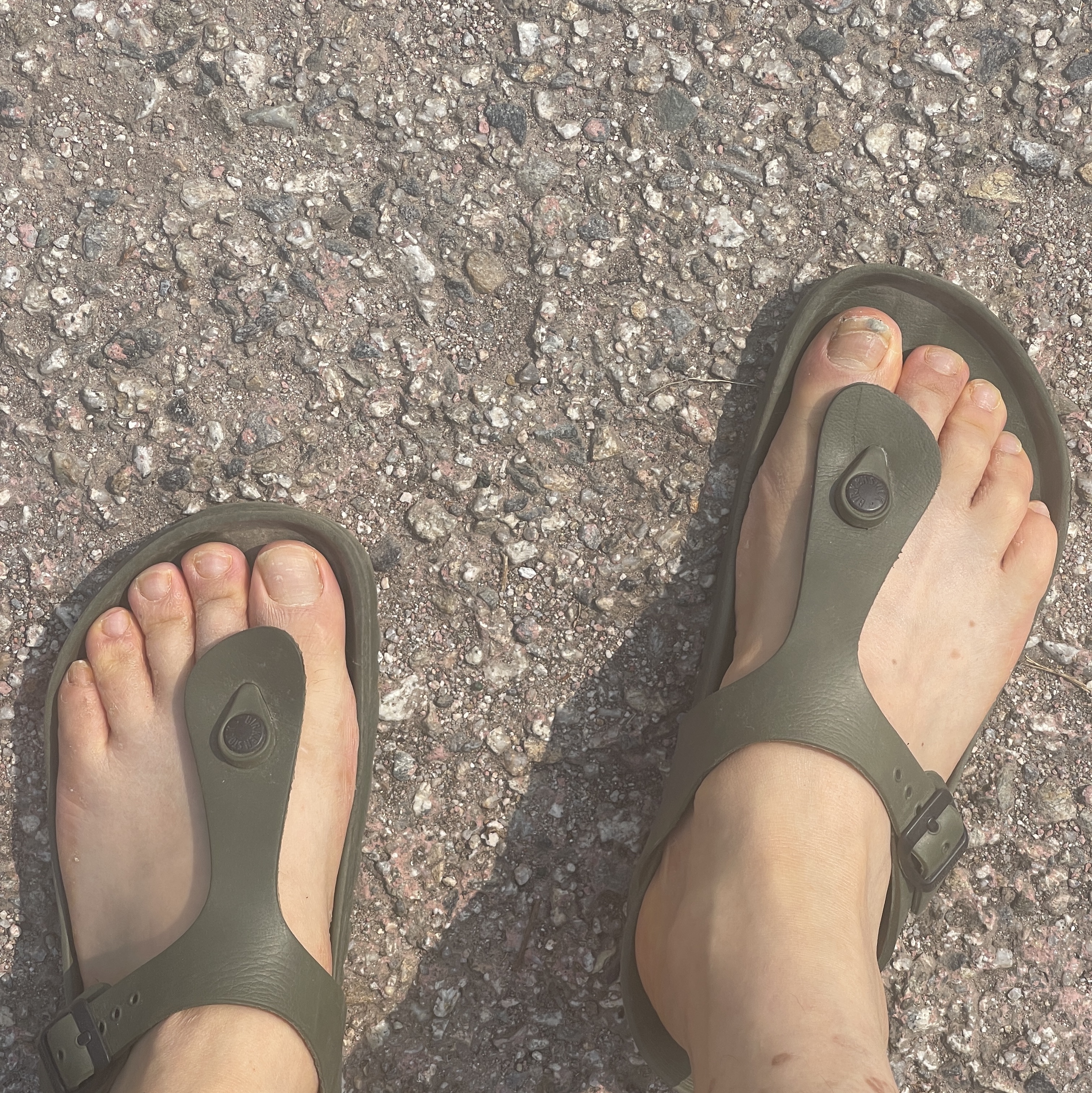 Birkenstock Gizeh Essentials Eva Black - Regular, Hansroom Chrome Hearts Tiny CH cross Charm 착용 스타일 - 1