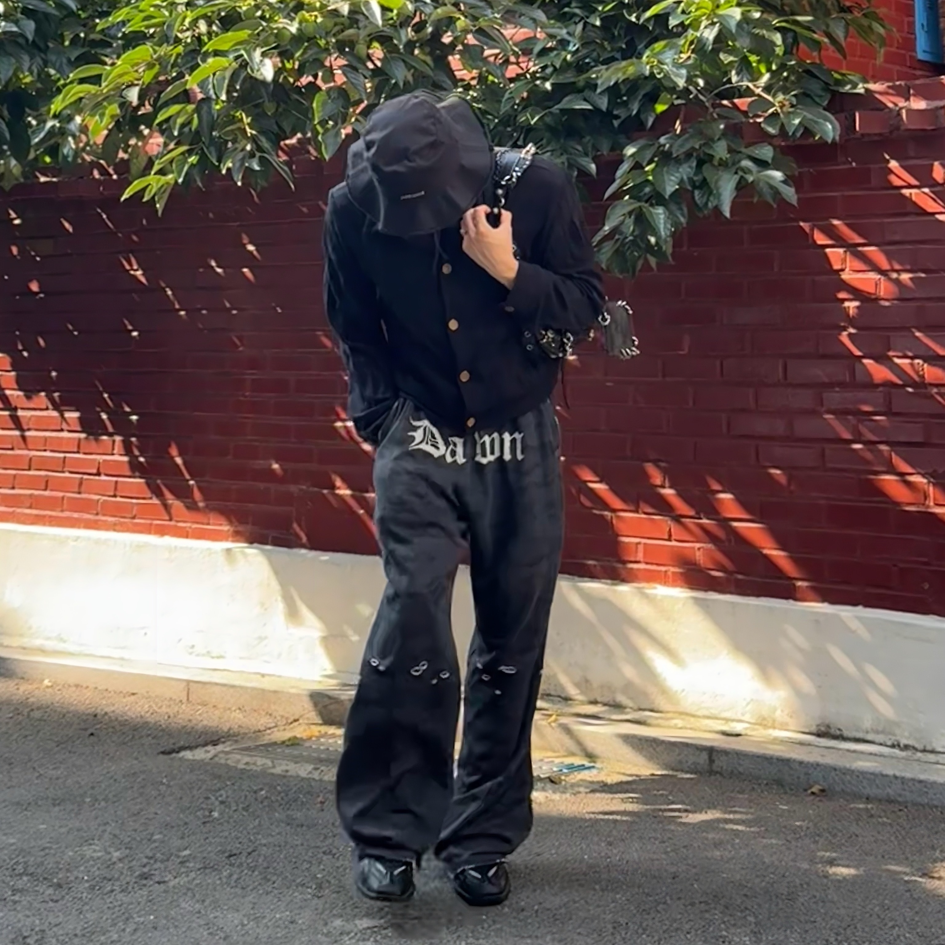 Jacquemus Le Bob Artichaut Bucket Hat Black, Balenciaga Le Cagole XS Shoulder Bag with Piercing Black 착용 스타일 - 1