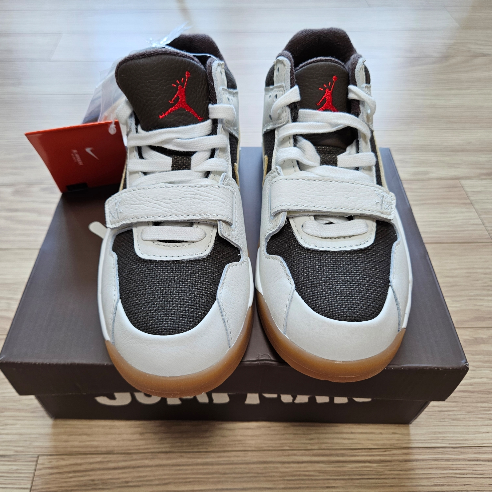 (PS) Jordan x Travis Scott Jumpman Jack TR Sail and Dark Mocha 착용 스타일 - 4