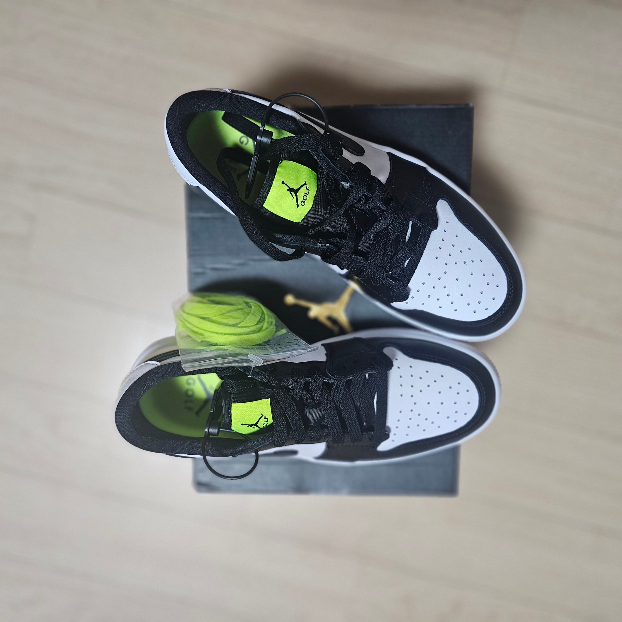 Jordan 1 Low Golf Black White and Volt 착용 스타일