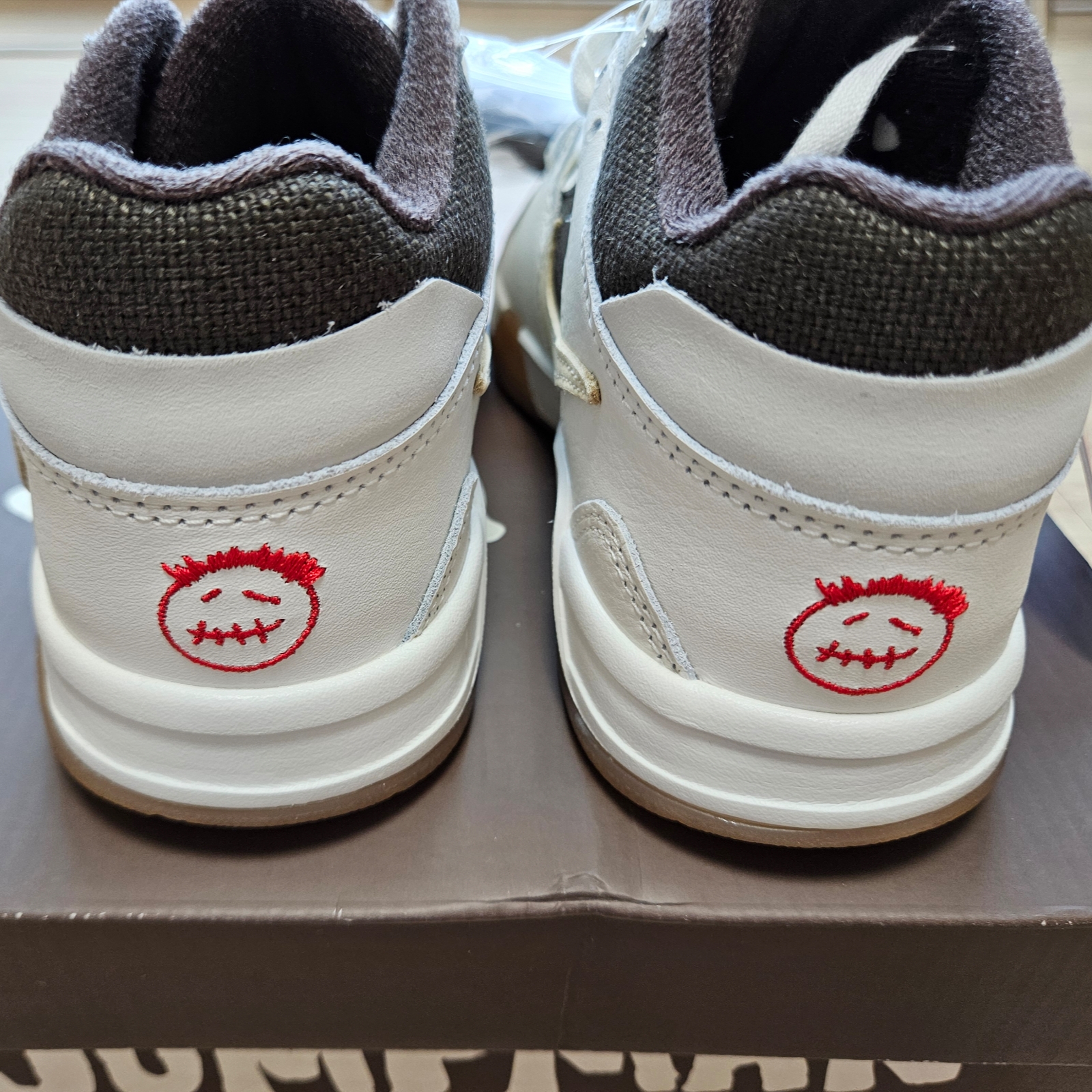 (PS) Jordan x Travis Scott Jumpman Jack TR Sail and Dark Mocha 착용 스타일 - 5