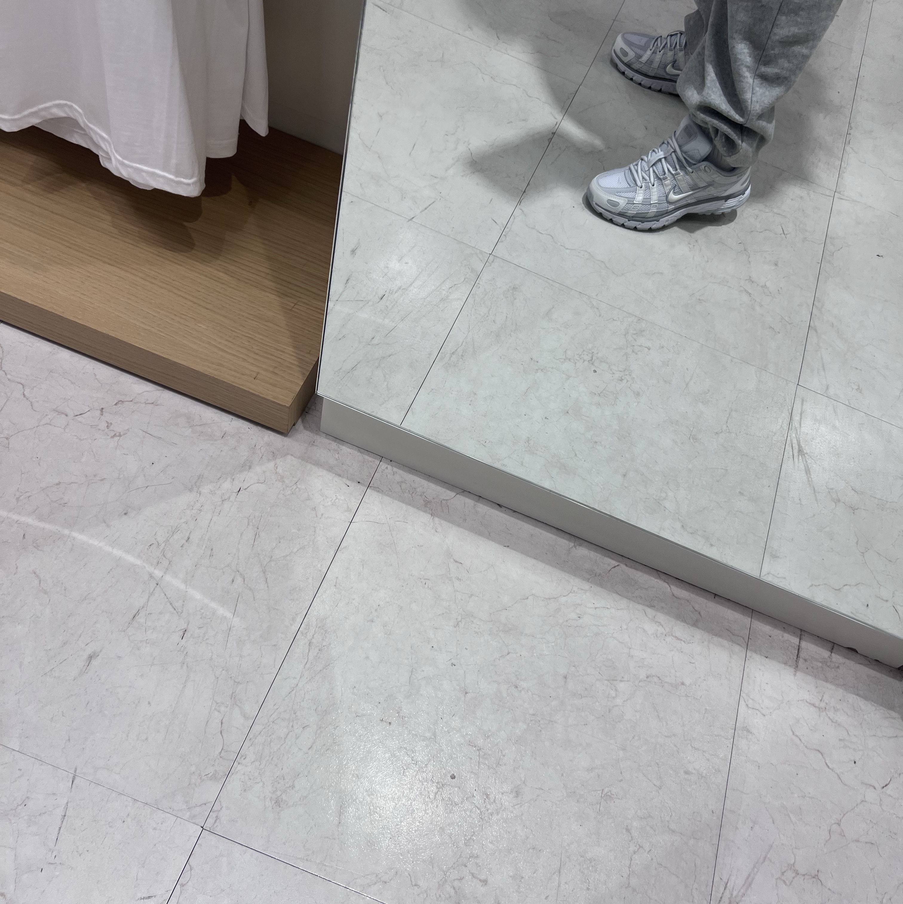 (W) Nike P-6000 Metallic Summit White 착용 스타일