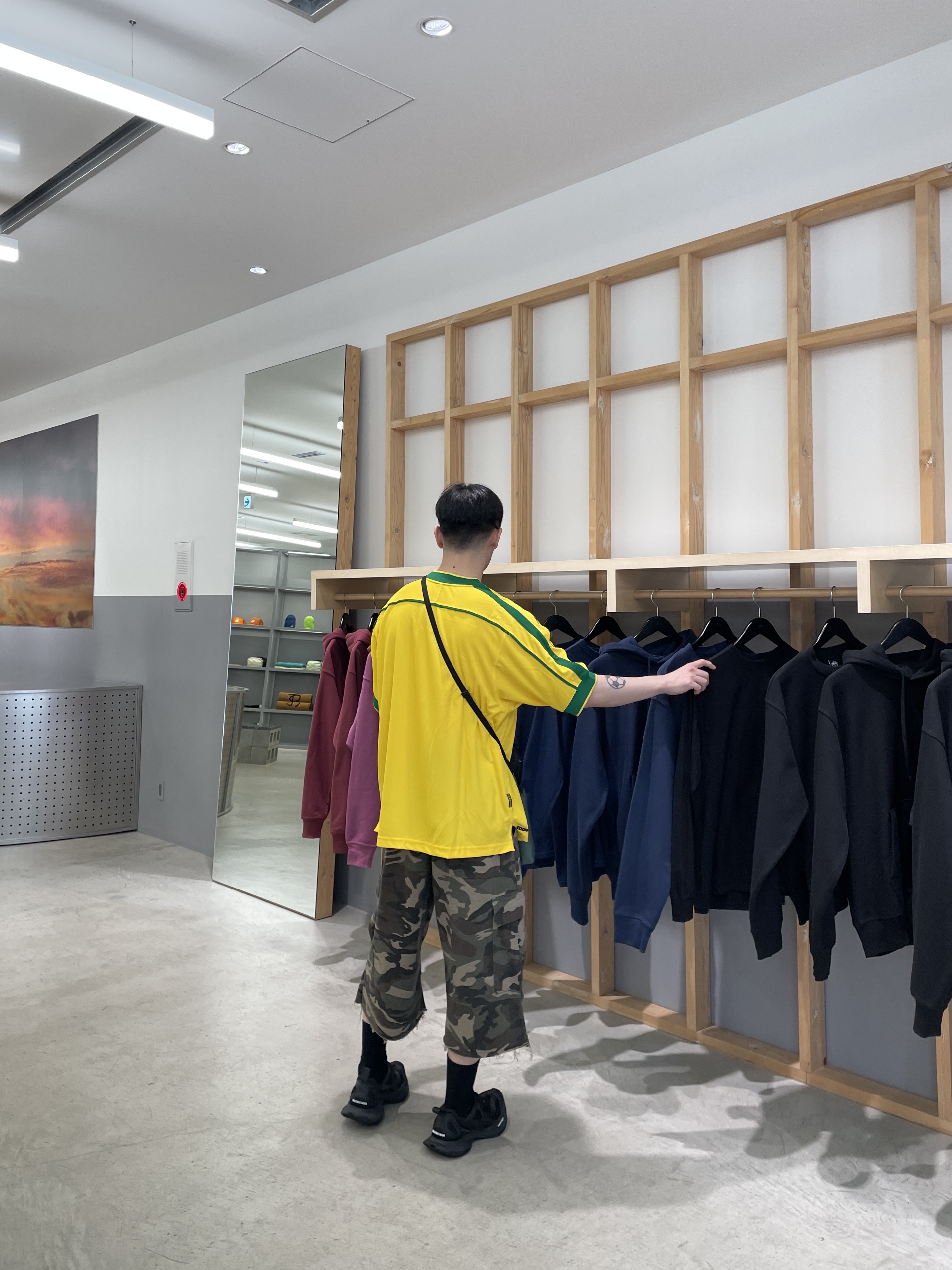 Nike Brazil 1998 Reissue Soccer Replica Jersey Varsity Maize (Non Marking Ver.), Balenciaga Circuit Sneaker Black 착용 스타일 - 5