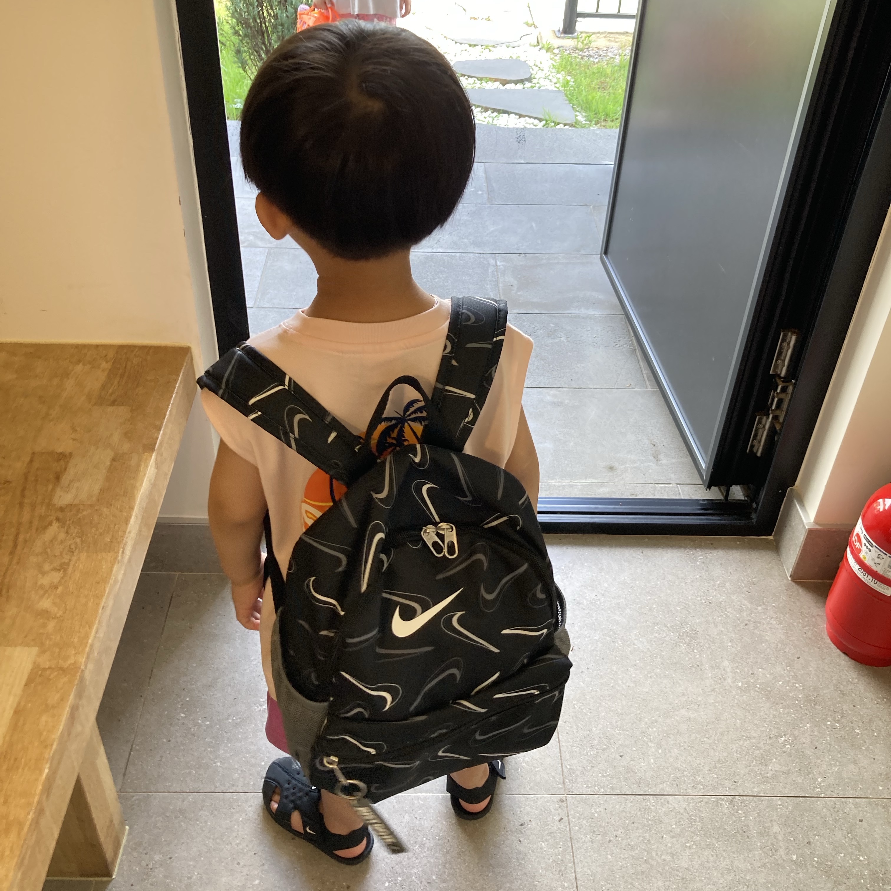 (Kids) Nike Brasilia JDI Mini Backpack 11L Black Smoke Grey, (W) Nike Air Vapormax 2023 Flyknit Black Anthracite 착용 스타일 - 2