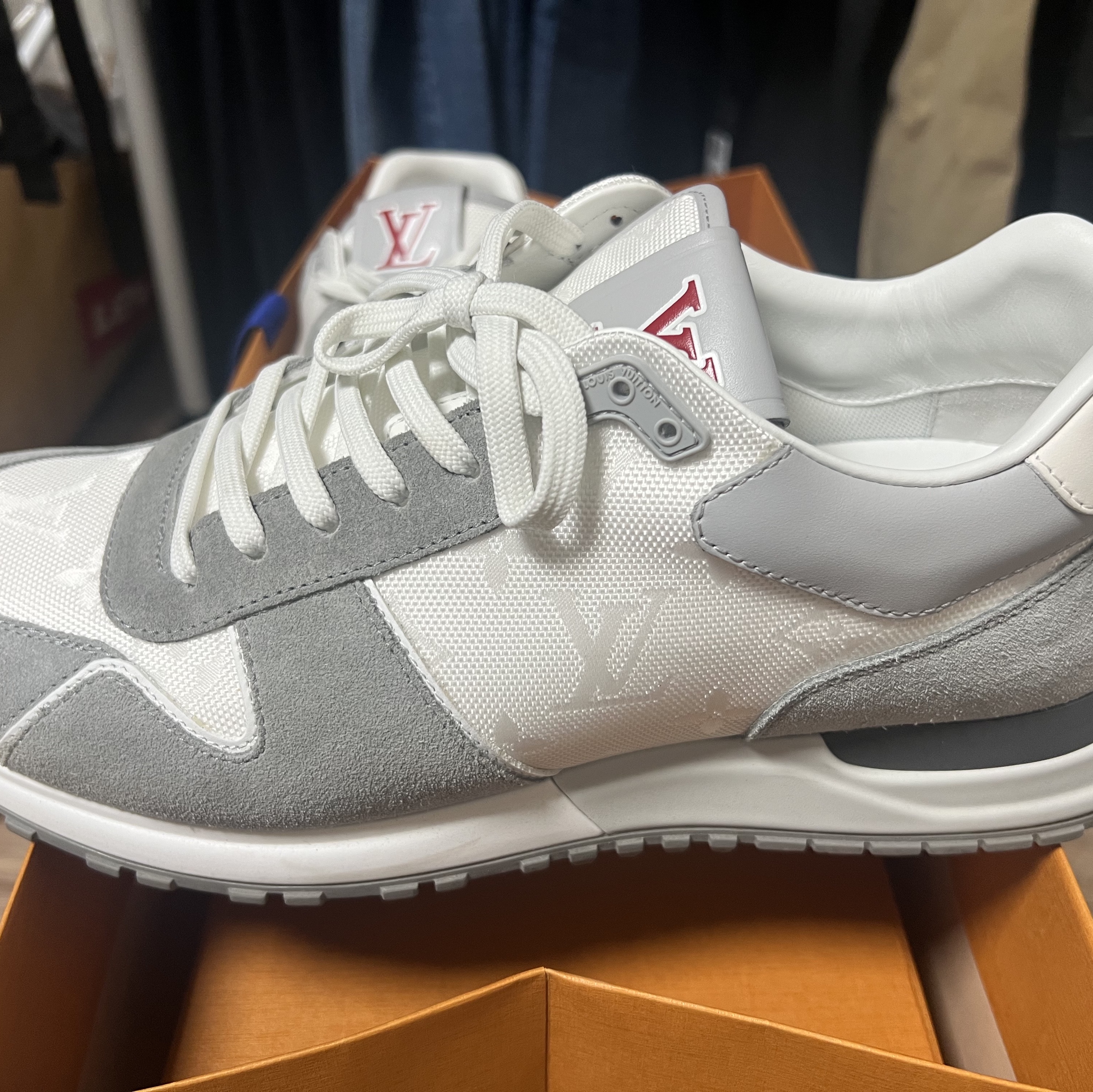 Louis Vuitton Run Away Sneakers Iridescent Textile White 착용 스타일 - 2