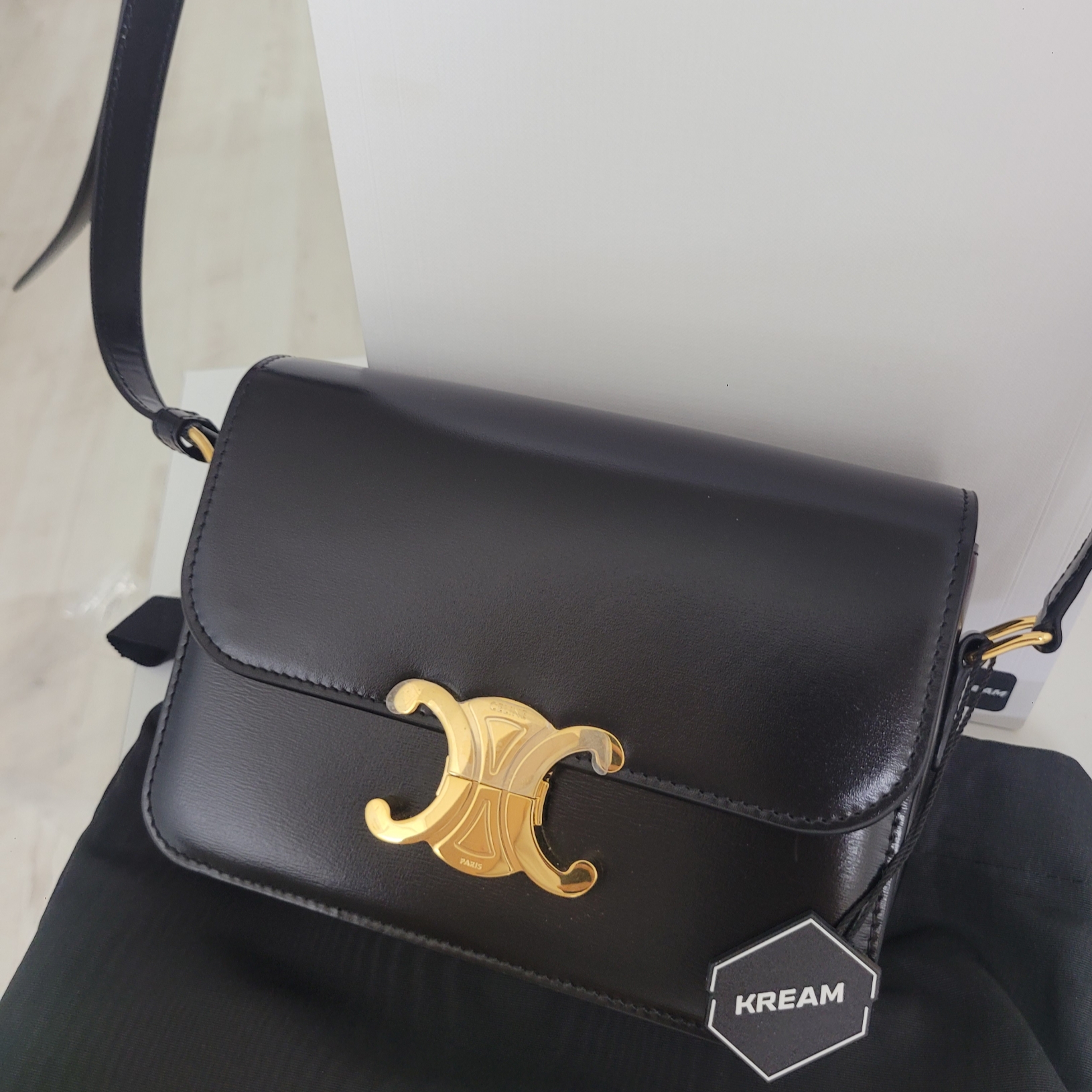 Celine Teen Triomphe Bag in Shiny Calfskin Black 착용 스타일
