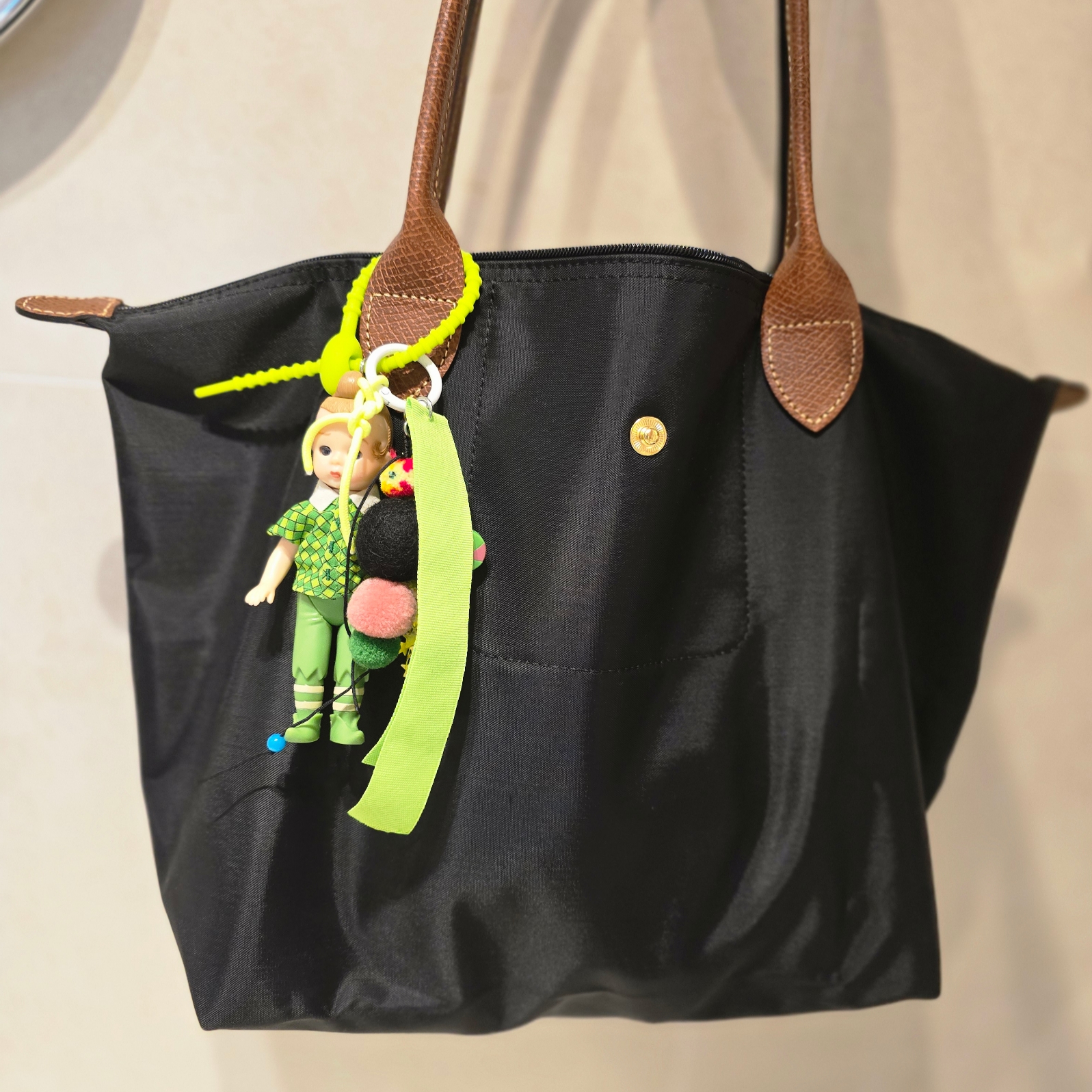 Longchamp Le Pliage Original Tote Bag M Black 착용 스타일 - 1