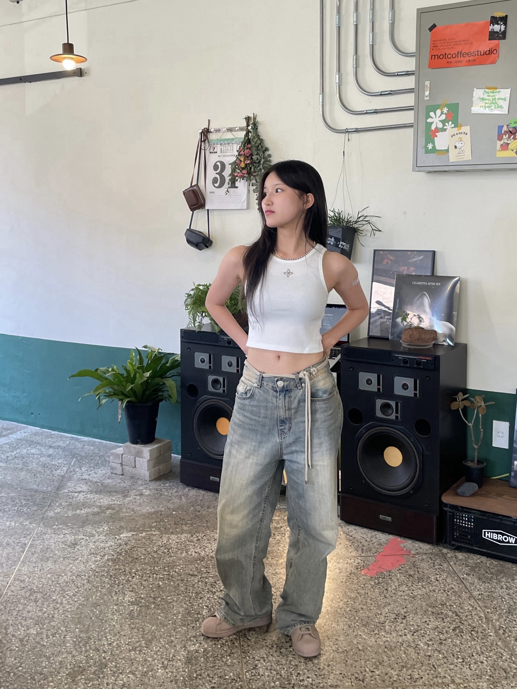 Surgery Metal Clover Logo Crop Sleeveless White, Adidas Superstar Chalky Brown 착용 스타일 - 2