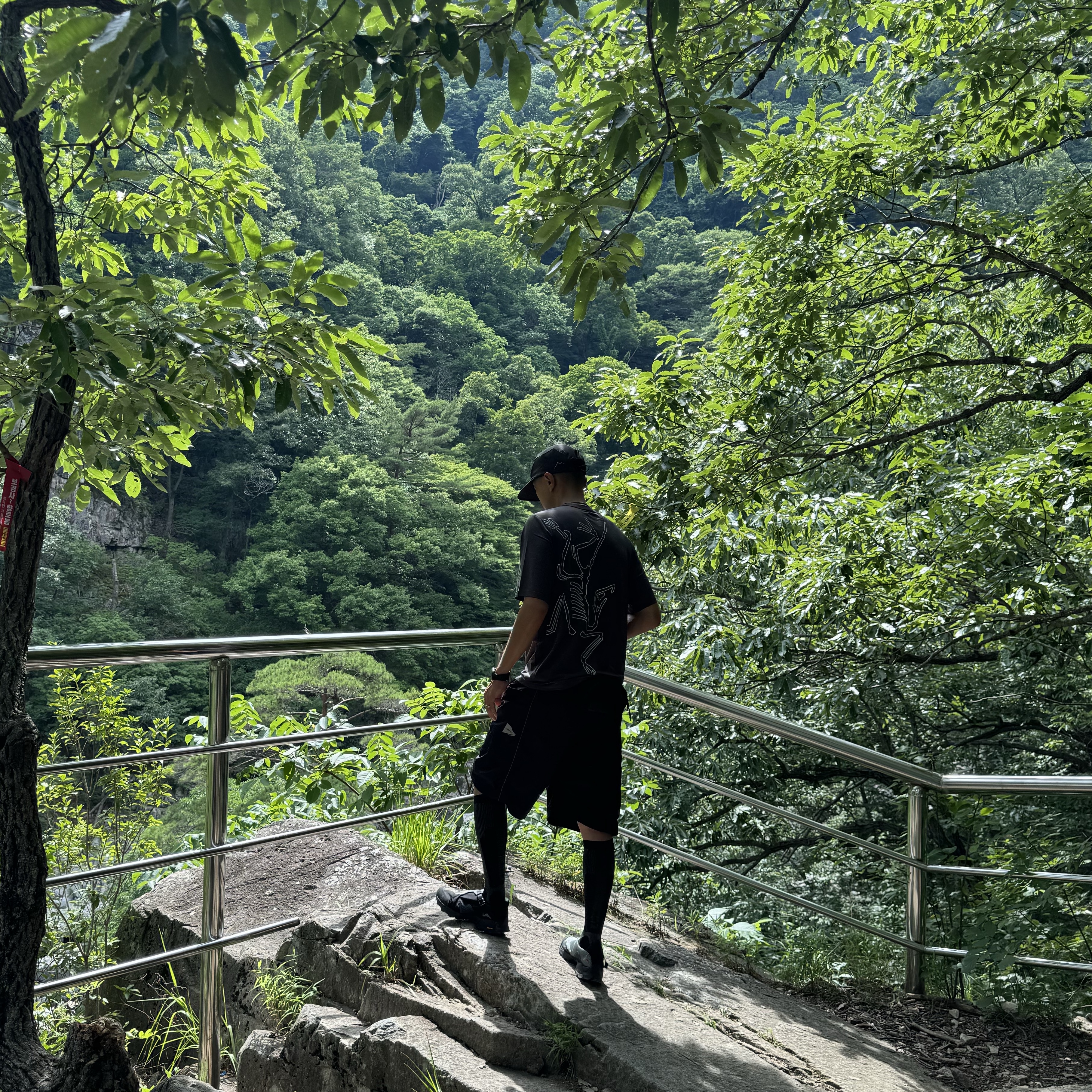 Roa Hiking Minaar Black, And Wander x Gramicci Patchwork Wind Short Black 착용 스타일 - 3