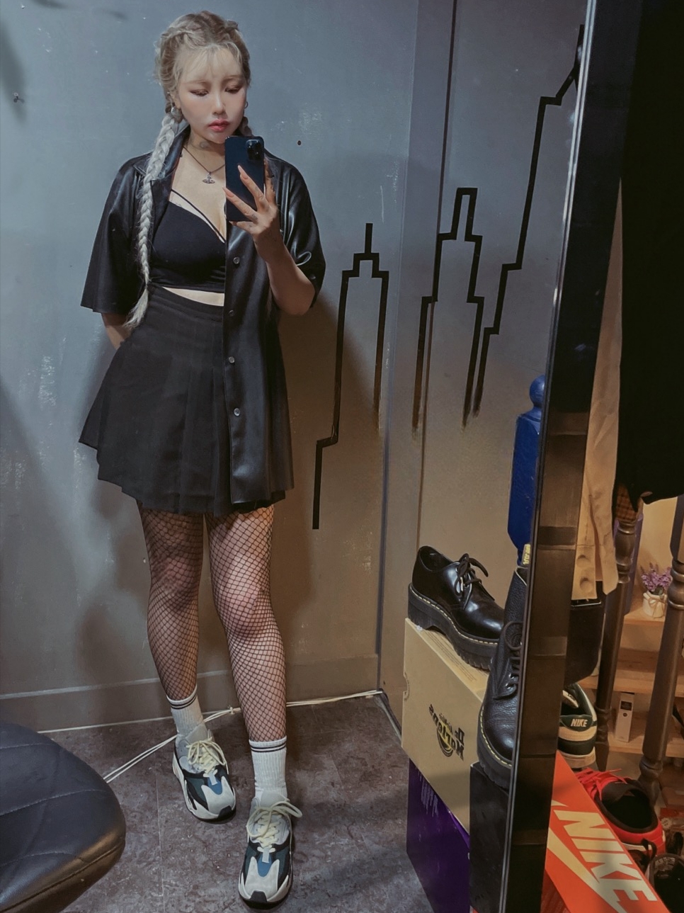 Adidas Yeezy Boost 700 Wave Runner Solid Grey 2021/2022, Vivienne Westwood Mini Bas Relief Orb Pendant Ruthenium Black Diamond 착용 스타일