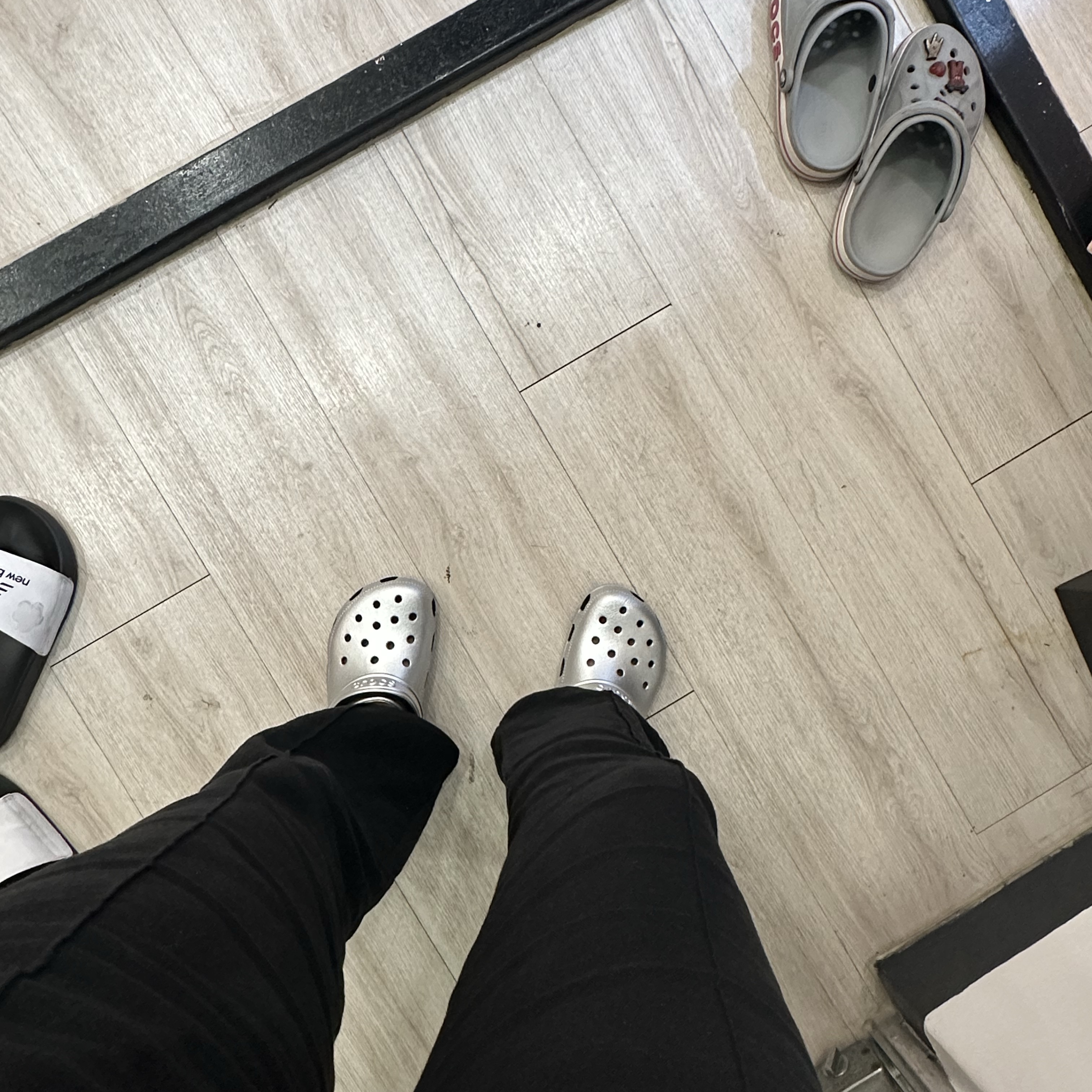 Crocs Classic Metallic Clog Silver 착용 스타일 - 1