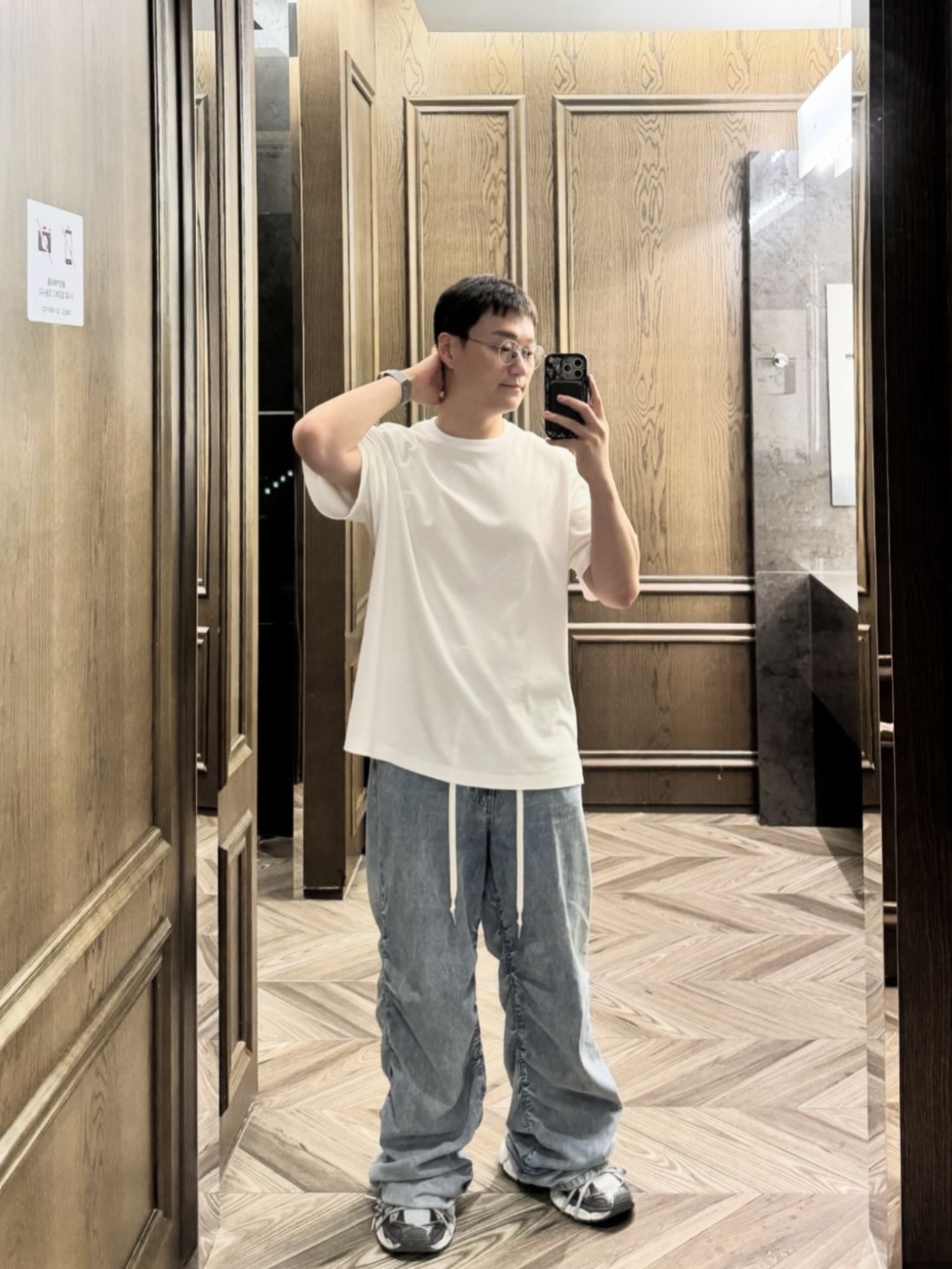 Wooyoungmi Swaying Flower Back Logo T-Shirt White - 24FW, Wooyoungmi Shearling Wide Denim Pants Blue - 24SS 착용 스타일 - 2